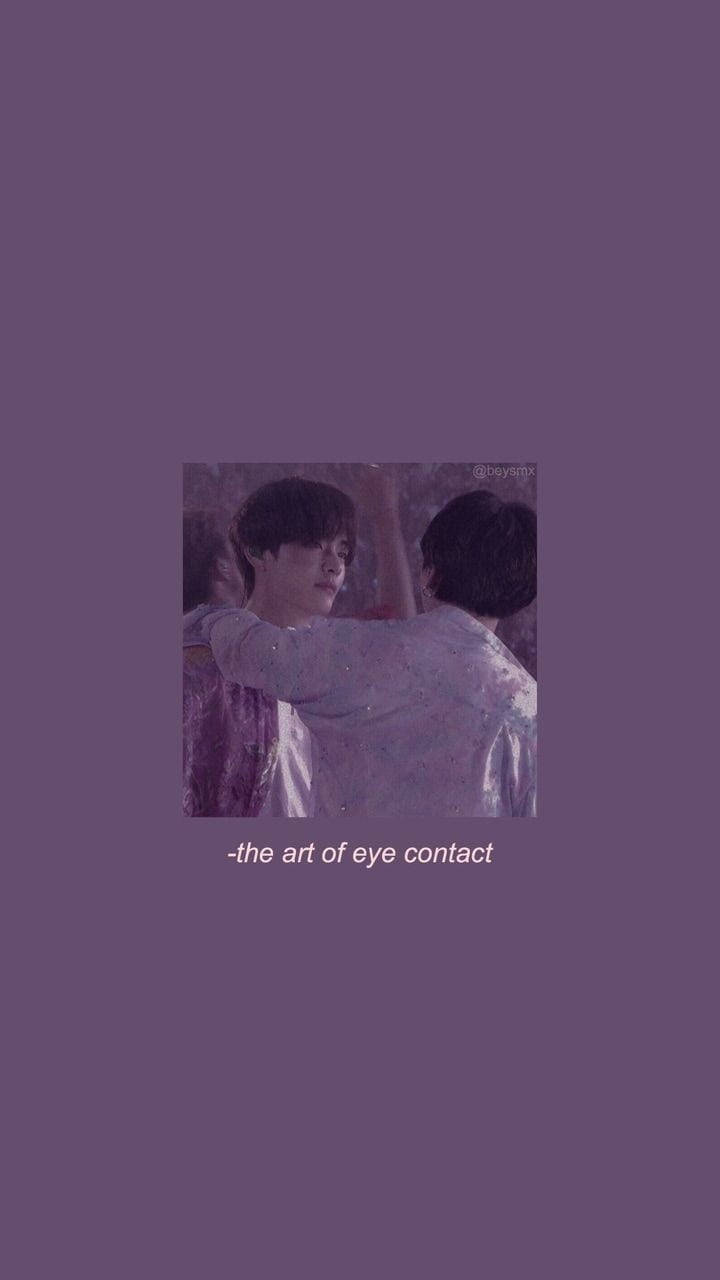紫色 Taekook BTS 壁紙 — 兩人在柔和紫色背景中溫柔擁抱，一人凝視對方的眼睛。