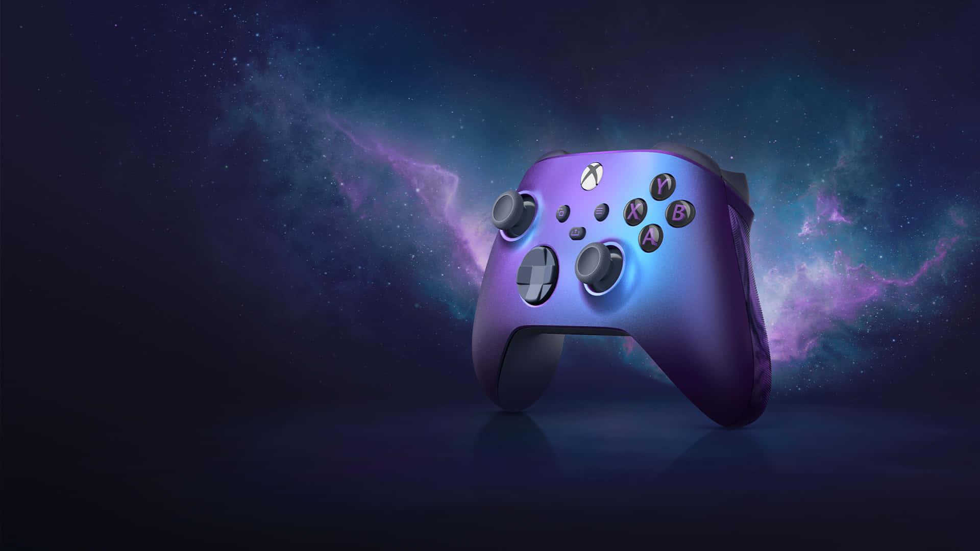 紫色 Xbox 遊戲遙控器 壁紙 — 一個發光的紫色Xbox手掣漂浮在充滿活力的宇宙星雲背景上，帶有旋轉的紫色和藍色。