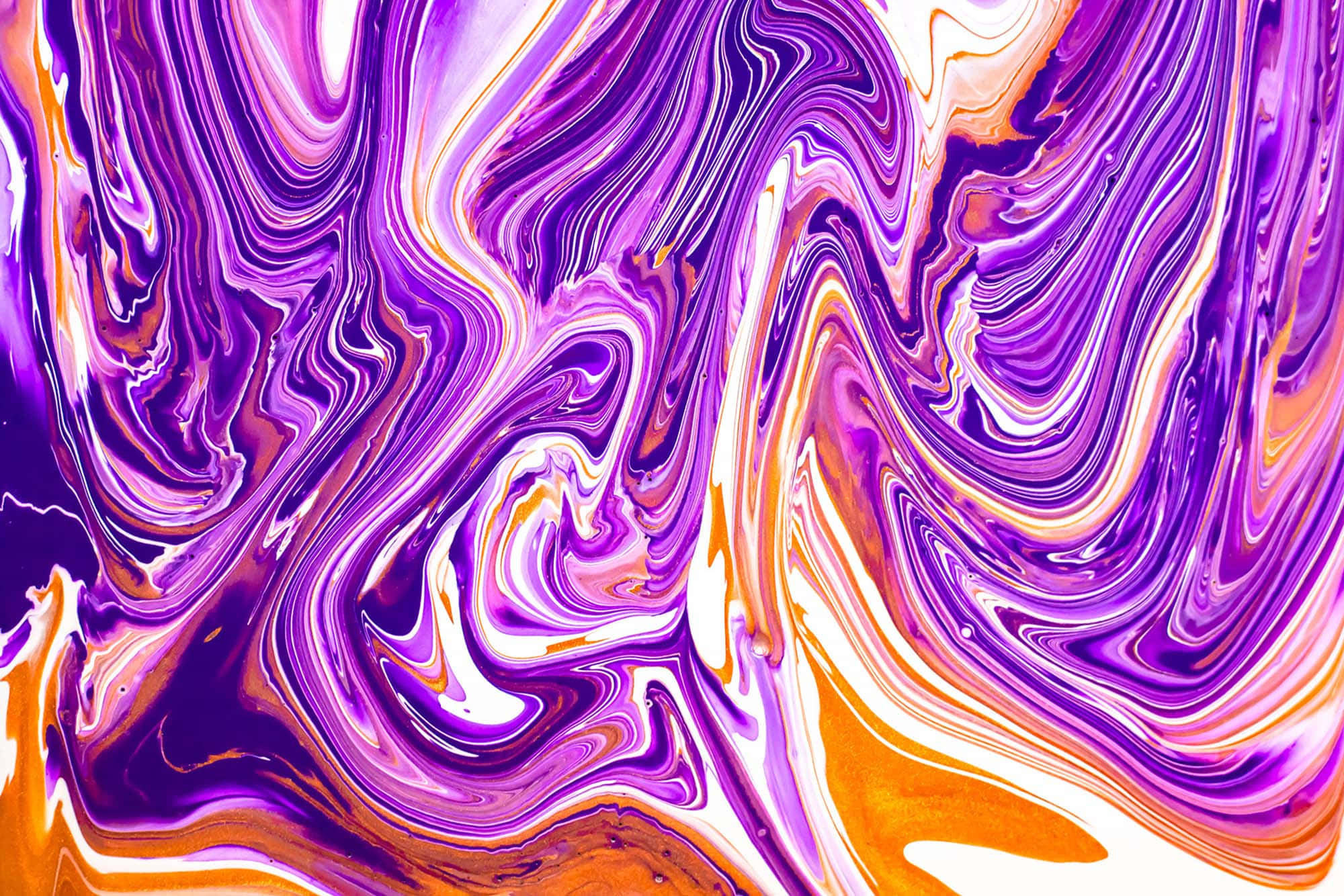 Paint Texture 桌布 壁紙 — 紫色、橙色和白色油漆旋轉的鮮豔抽象圖案，營造出流暢動態的運動感。