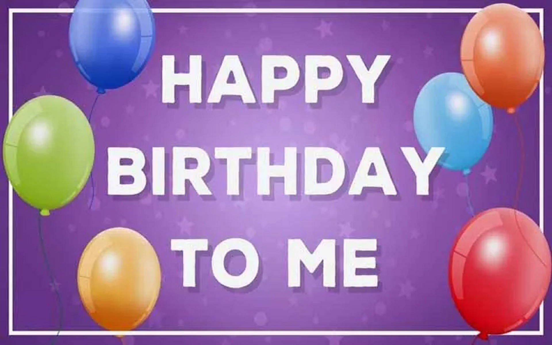 Happy birthday to me 文字被色彩繽紛的氣球環繞在紫色背景上。
