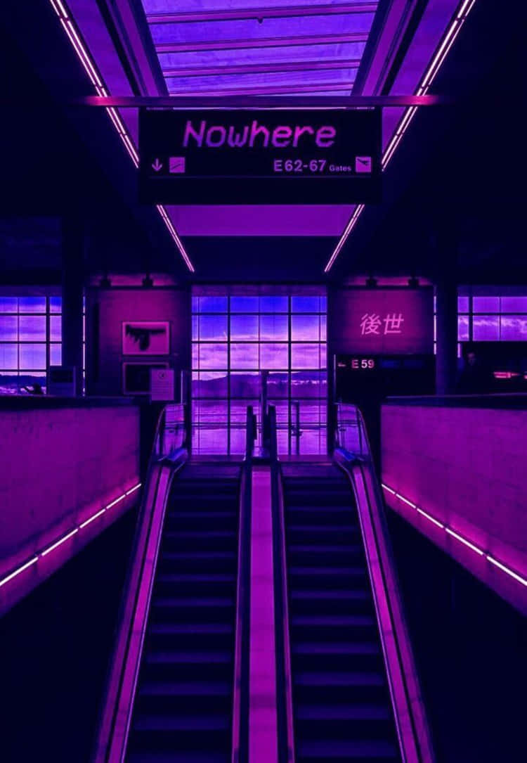 紫色燈光的地鐵站，設有自動扶梯和寫著「Nowhere」的標誌。