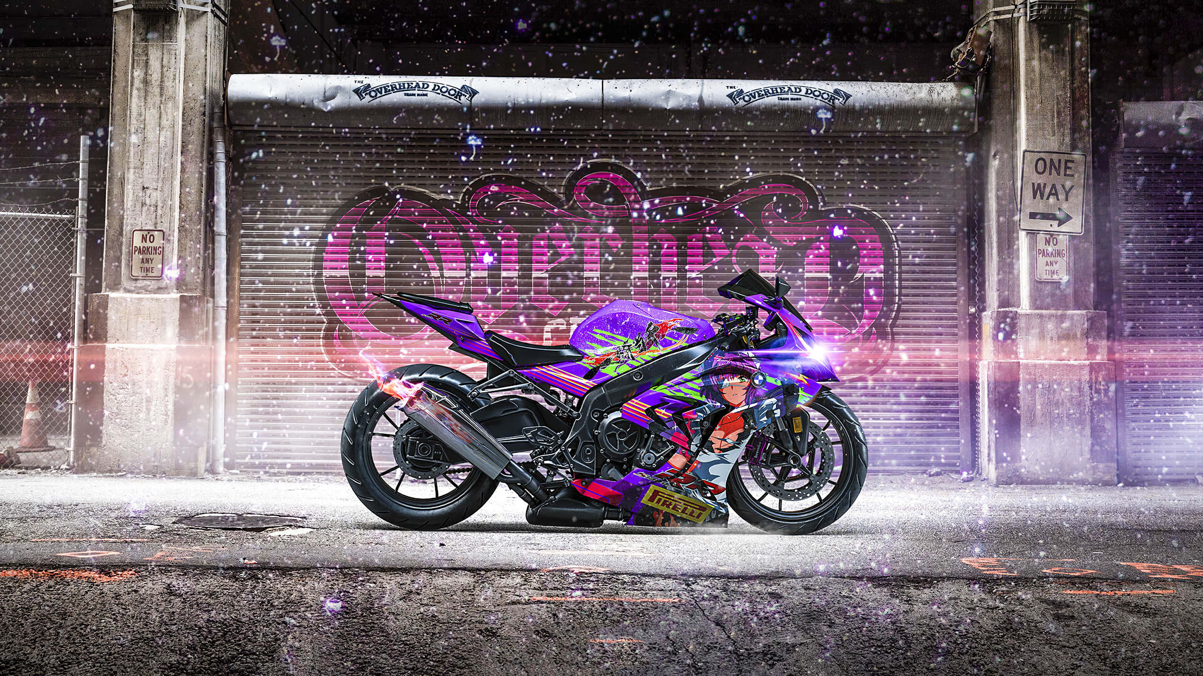 紫色BMW S 1000 RR機車背景 壁紙 — 一輛覆蓋著鮮豔紫色和粉紅色塗鴉的電單車，在夜晚雪地城市小巷中霓虹燈下閃閃發光。