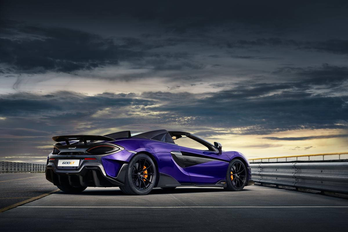日落時分賽道上的紫色McLaren 600LT Spider。