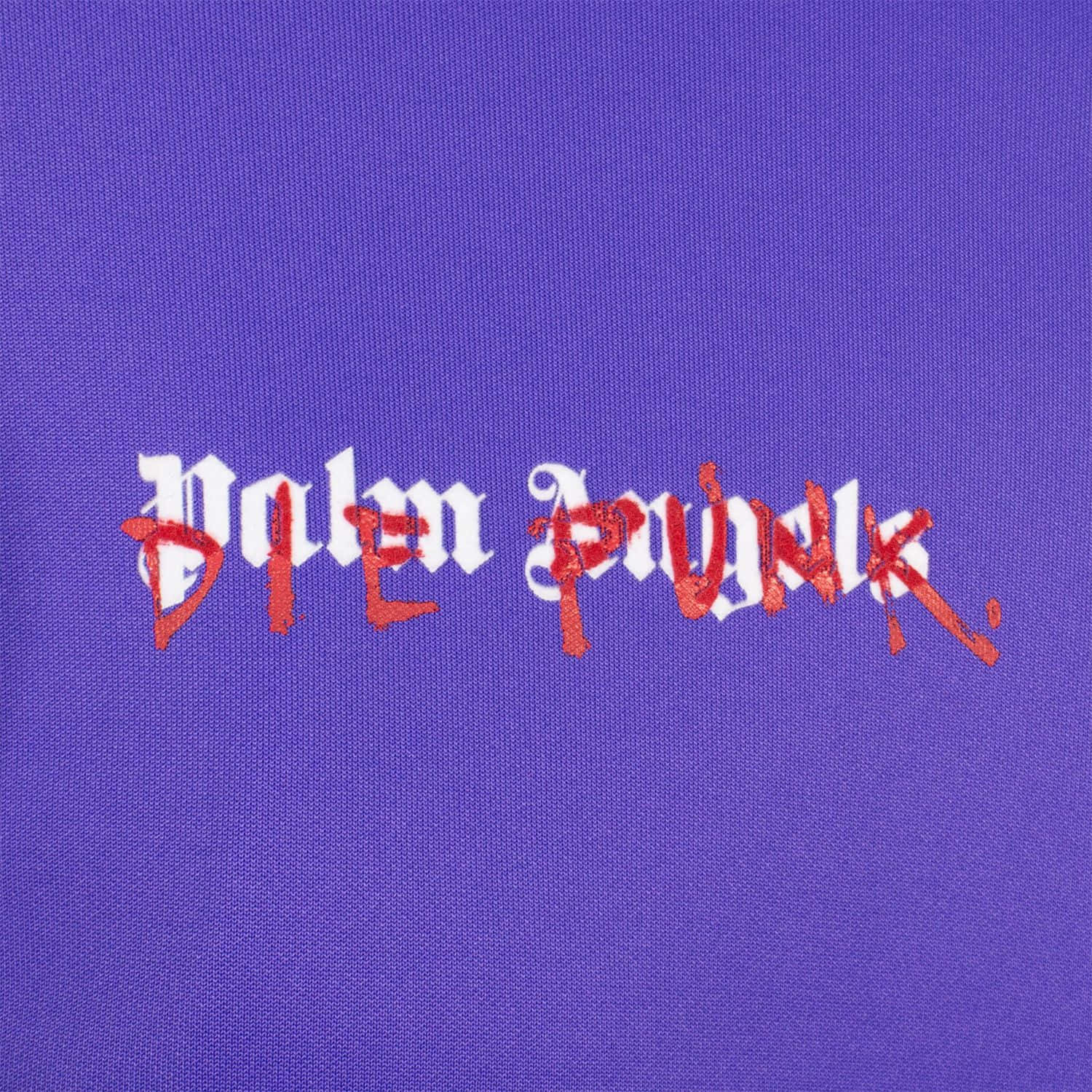 紫色布料，上面有紅色和白色繡字「DIE PUNK」。