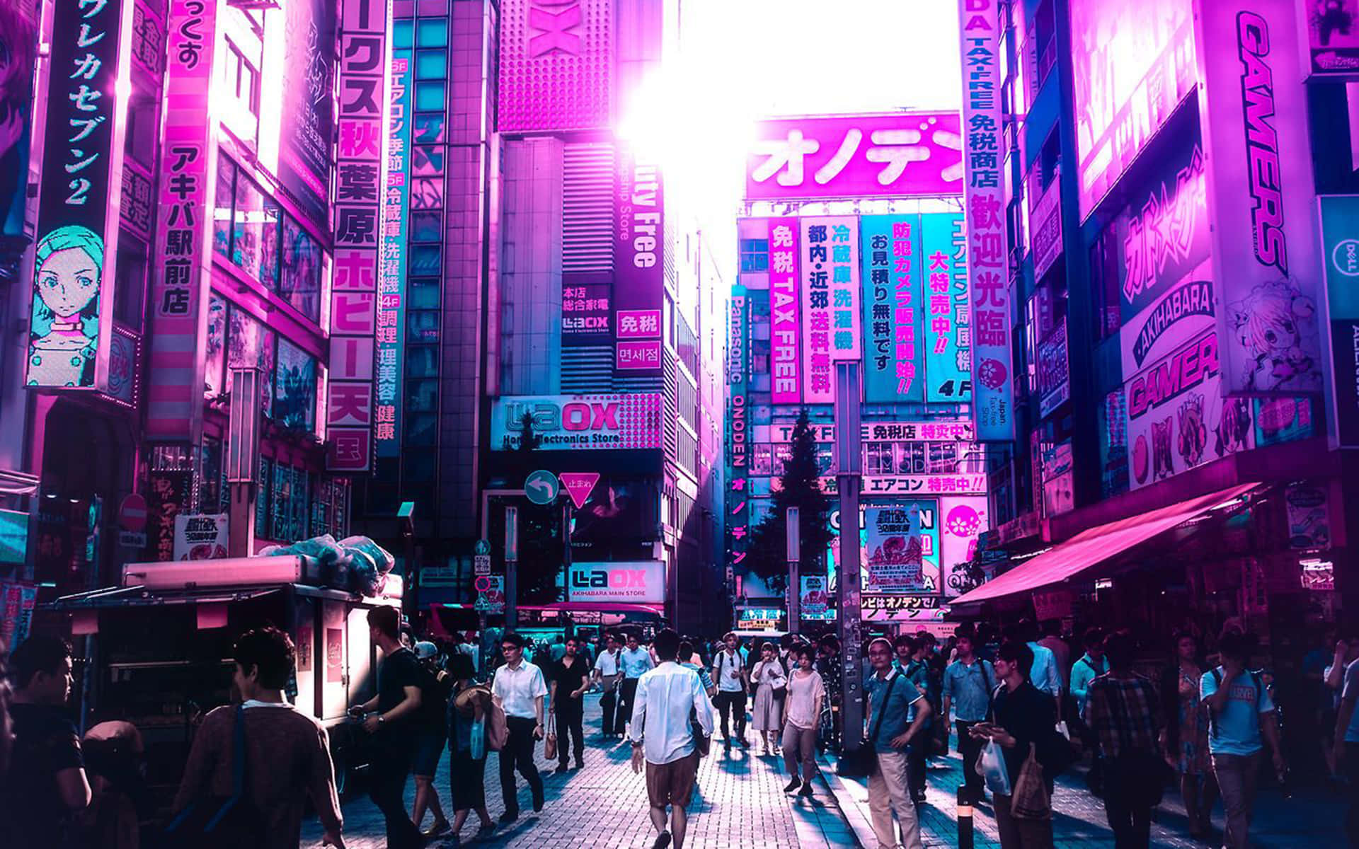 夜晚東京擠迫嘅街道，喺明亮嘅粉紅同紫色霓虹招牌下。
