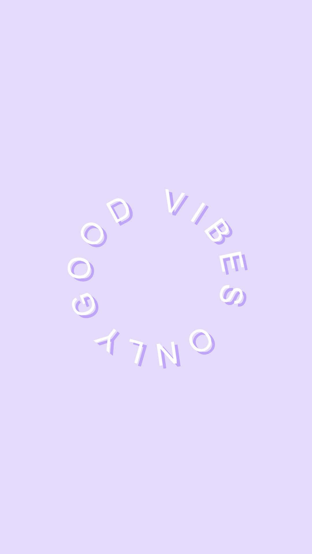 圓形白色文字「GOOD VIBES ONLY」在薰衣草背景上。