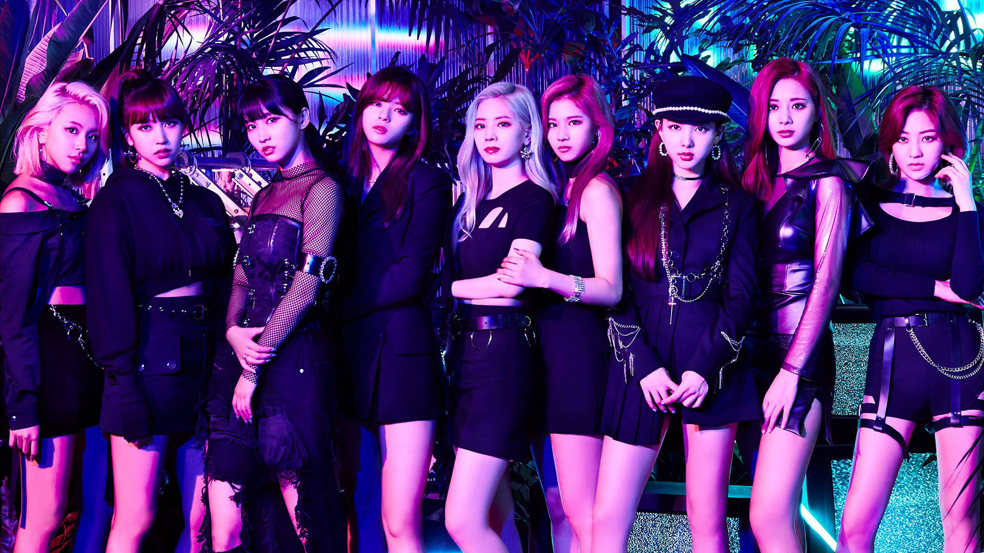 紫色主題 Twice 4K 壁紙 — 七位身穿黑色服裝的時尚女性在熱帶植物中，於霓虹紫色和藍色燈光下自信地擺姿勢。