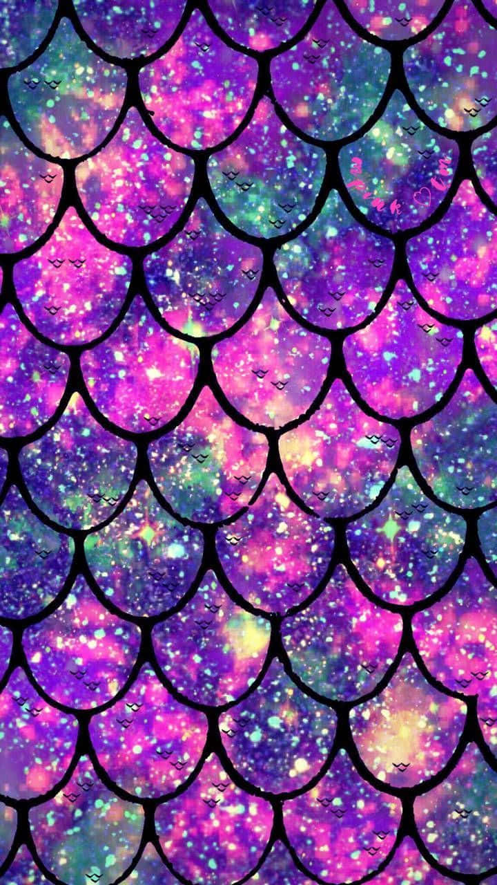 帶有宇宙閃粉和小魚剪影的美人魚鱗片圖案。