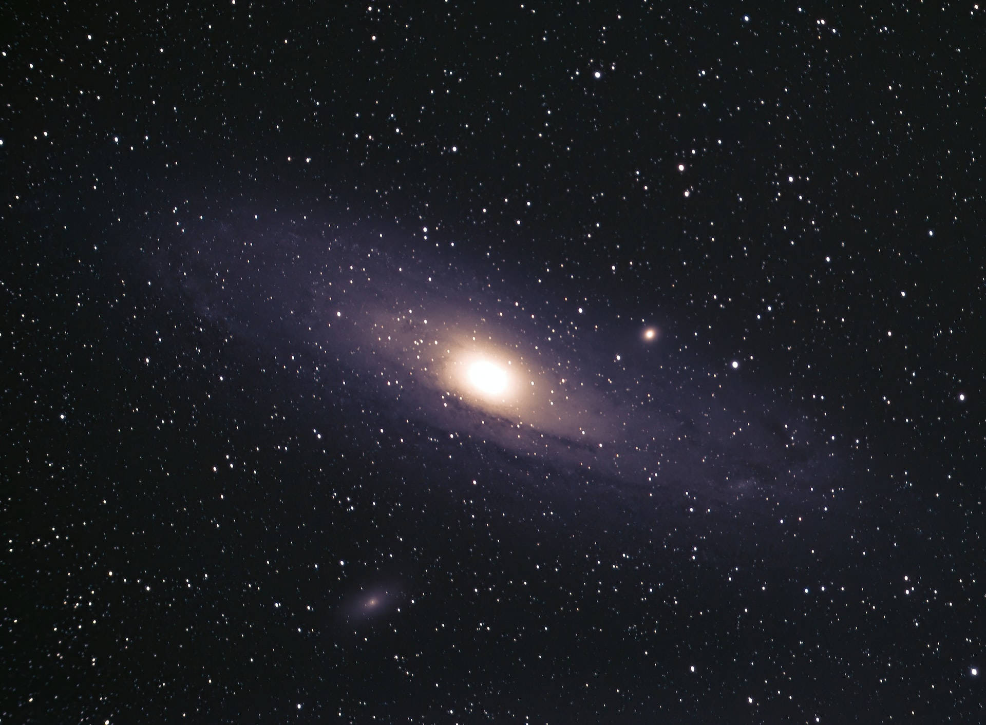在深空中被無數恆星環繞的明亮螺旋星系。