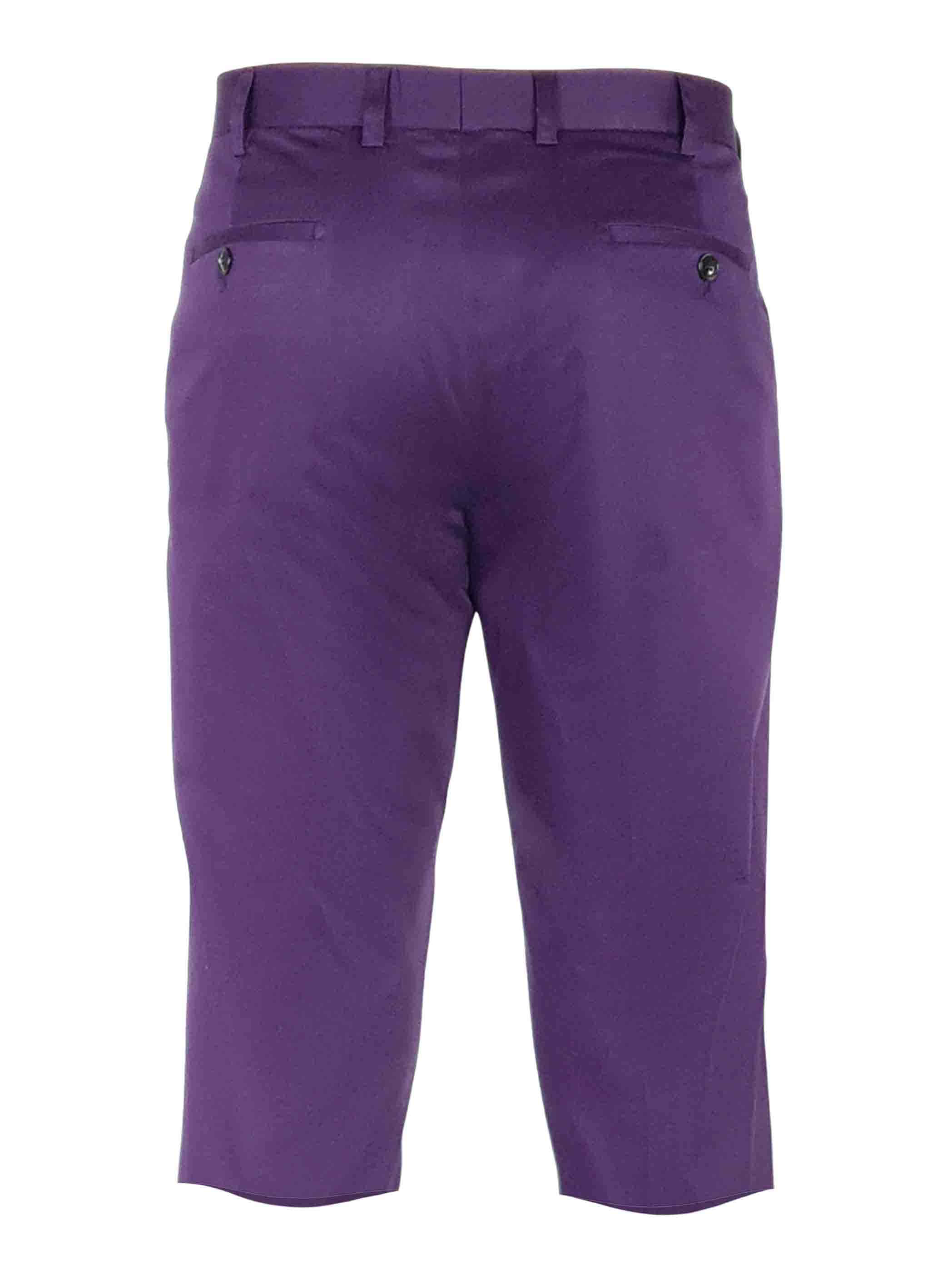 Purple Shorts 桌布 壁紙 — 紫色卡普里褲從背面展示，在純白色背景上，可見縫線和鈕扣口袋。