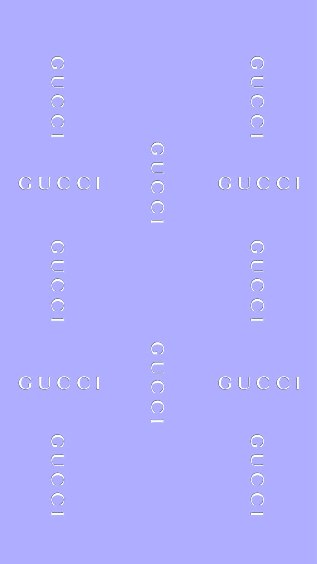 薰衣草背景，帶有重複的白色Gucci標誌，網格圖案。