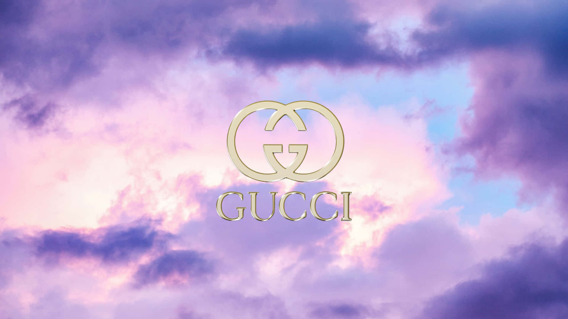 Gucci 標誌漂浮在色彩繽紛的暮色天空中，帶有粉紅色和紫色的雲彩。