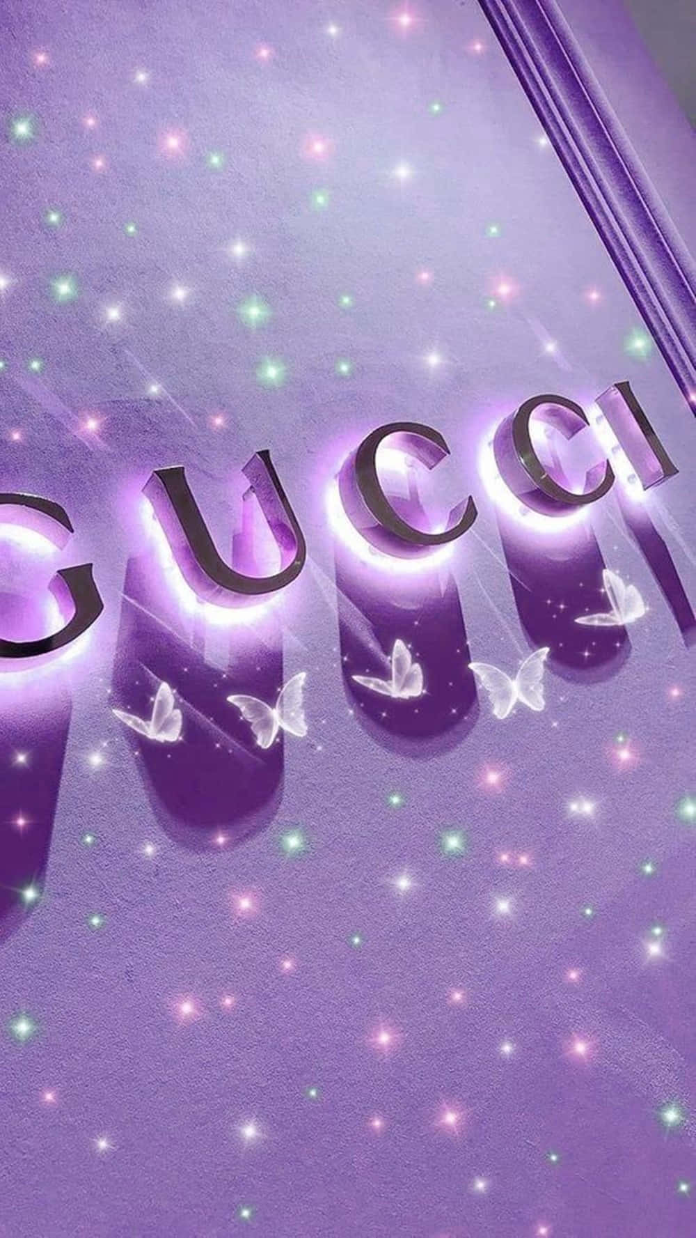 紫色古馳蝴蝶字標 壁紙 — Gucci 標誌在閃爍的紫色背景上，伴隨著飄浮的蝴蝶，發出霓虹光芒。
