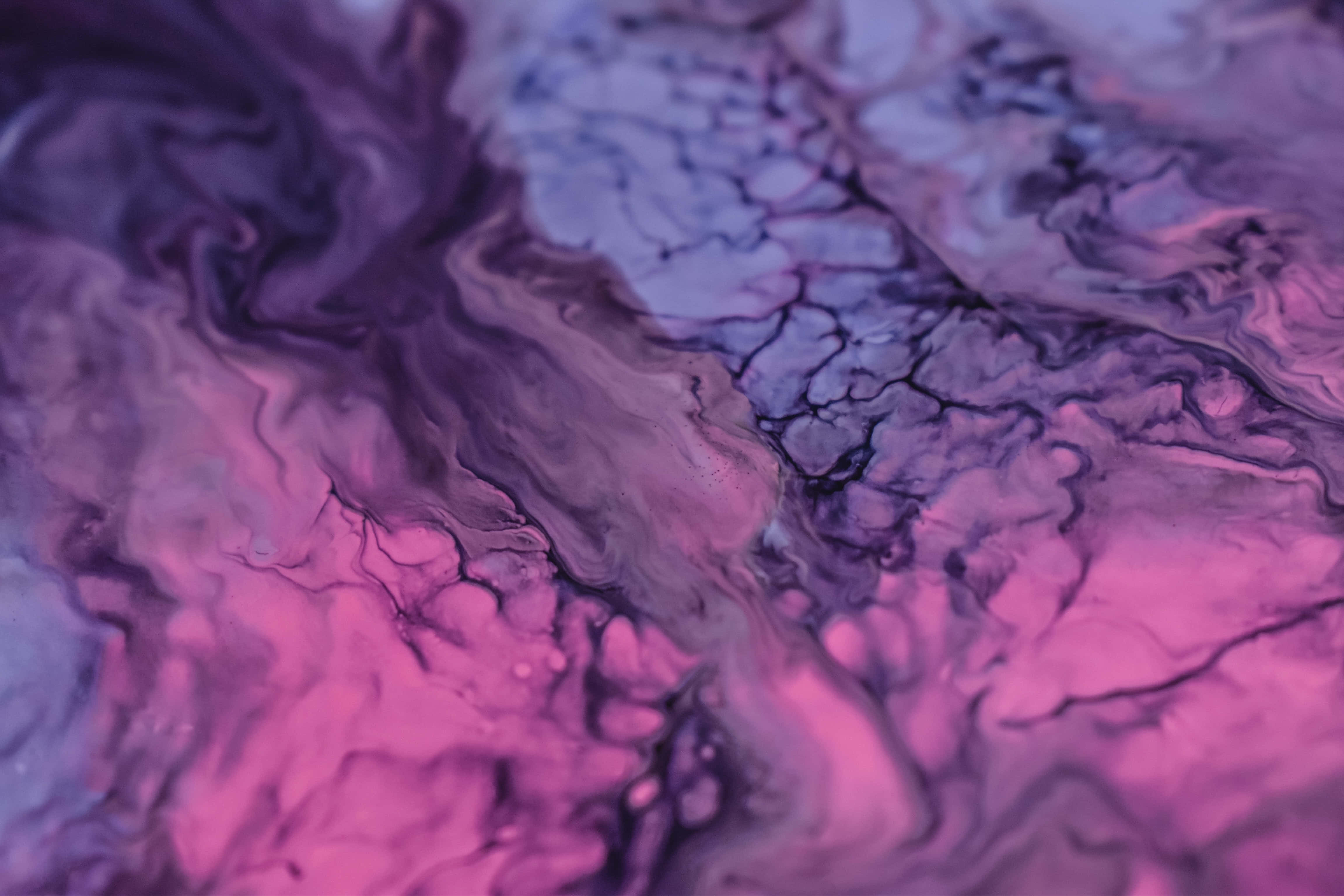 Purple Marble 桌布 壁紙 — 紫色和粉紅色墨水的鮮豔漩渦圖案創造出夢幻般的抽象流體藝術構圖。