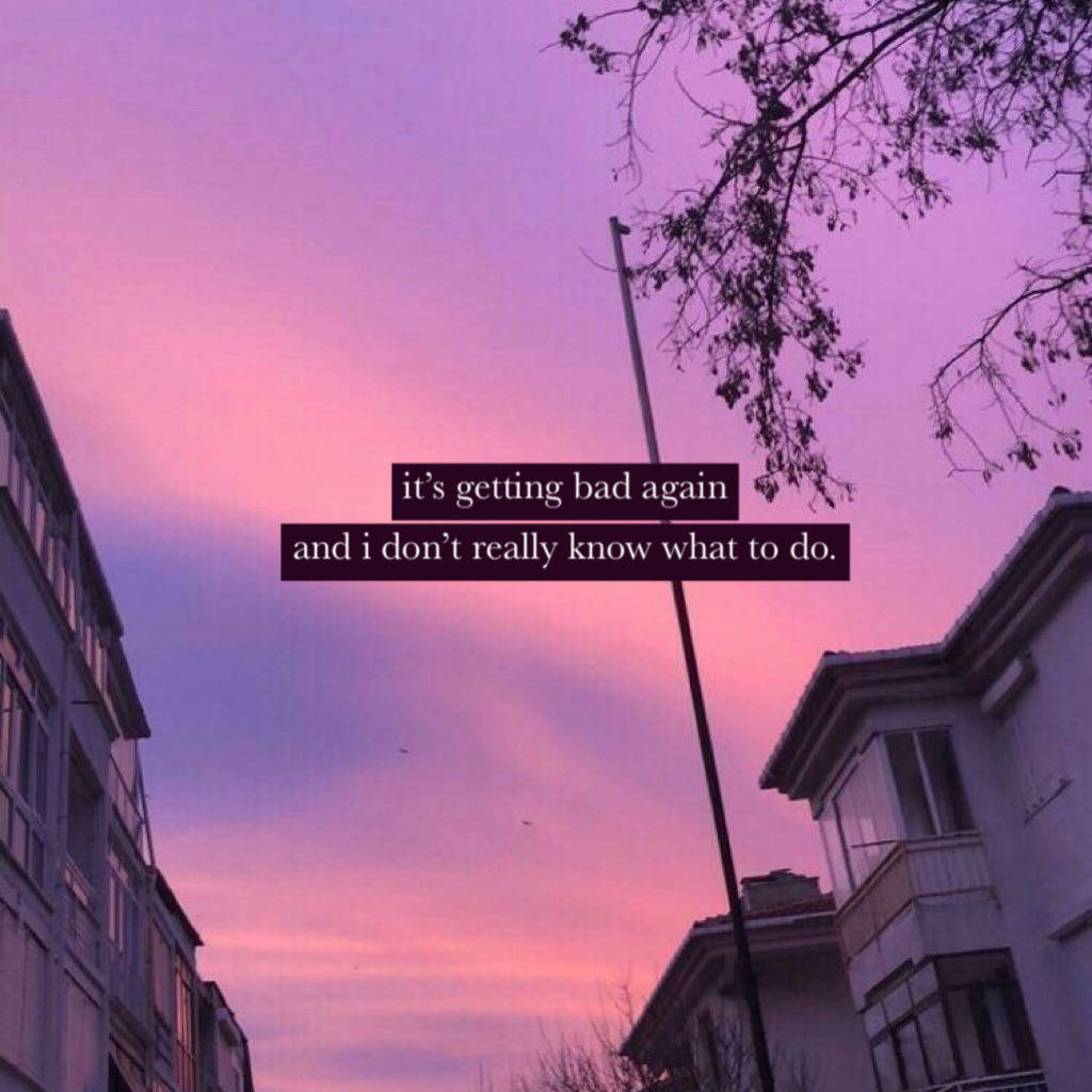 One Sided Love 桌布 壁紙 — 紫色和粉紅色的暮色天空，由光禿的樹枝和城市建築物框住，並覆蓋文字。