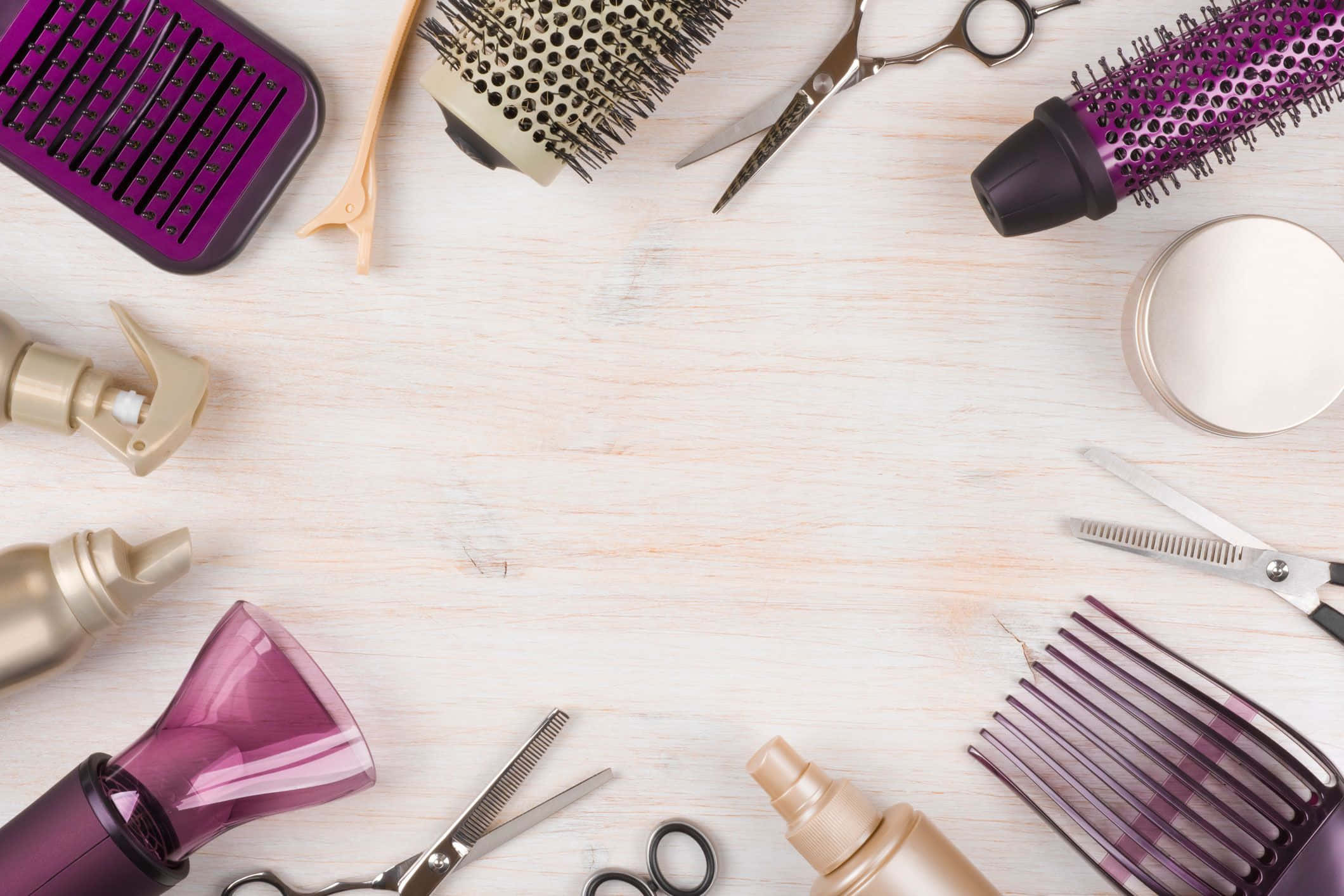 Haircare 桌布 壁紙 — 紫色和金色的專業美髮造型工具圍繞淺色木質表面排列。