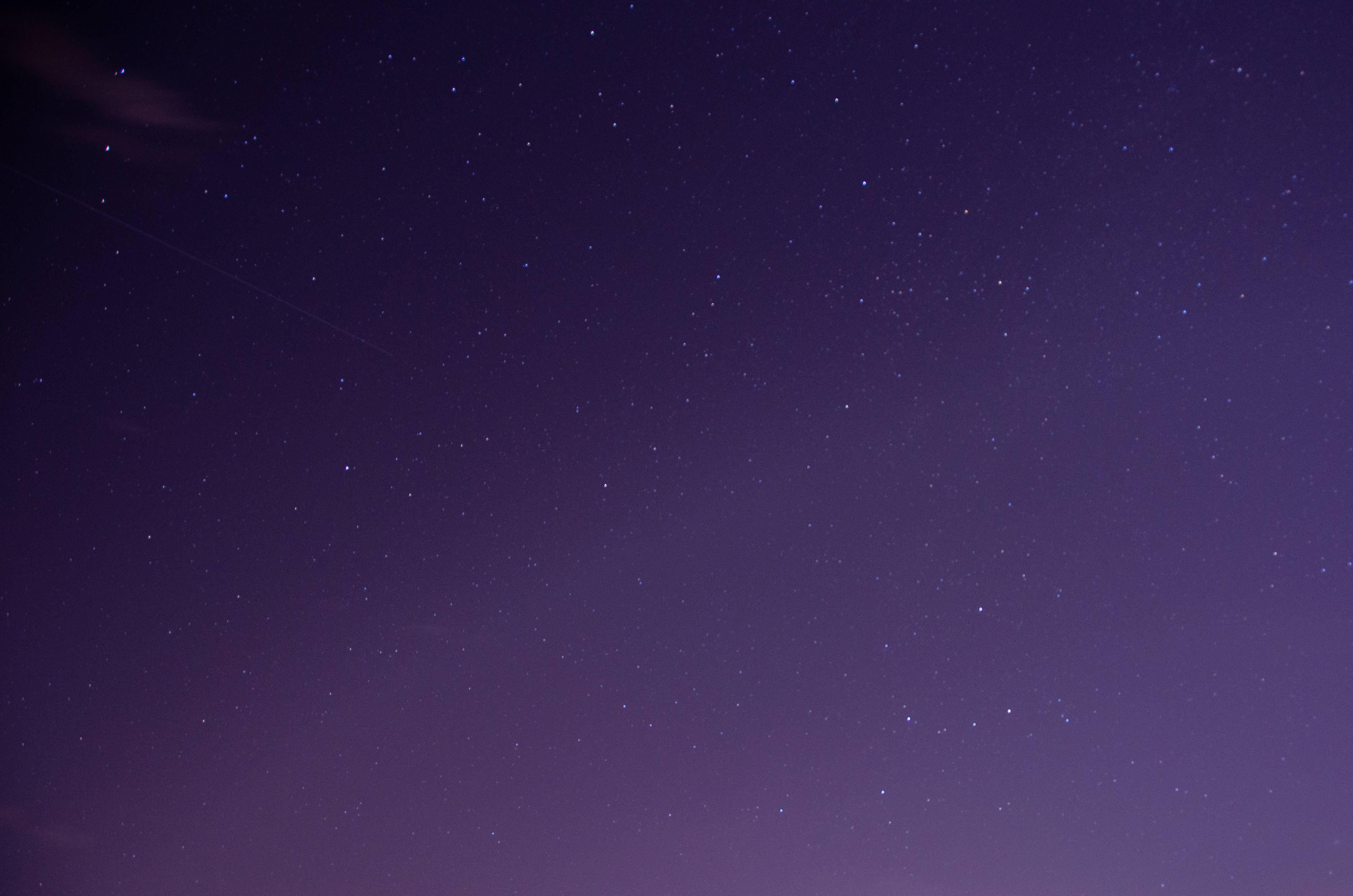 紫色夜空中的微小星辰 壁紙 — 寧靜的夜空，點綴著閃爍的星星，背景是深紫色漸變。