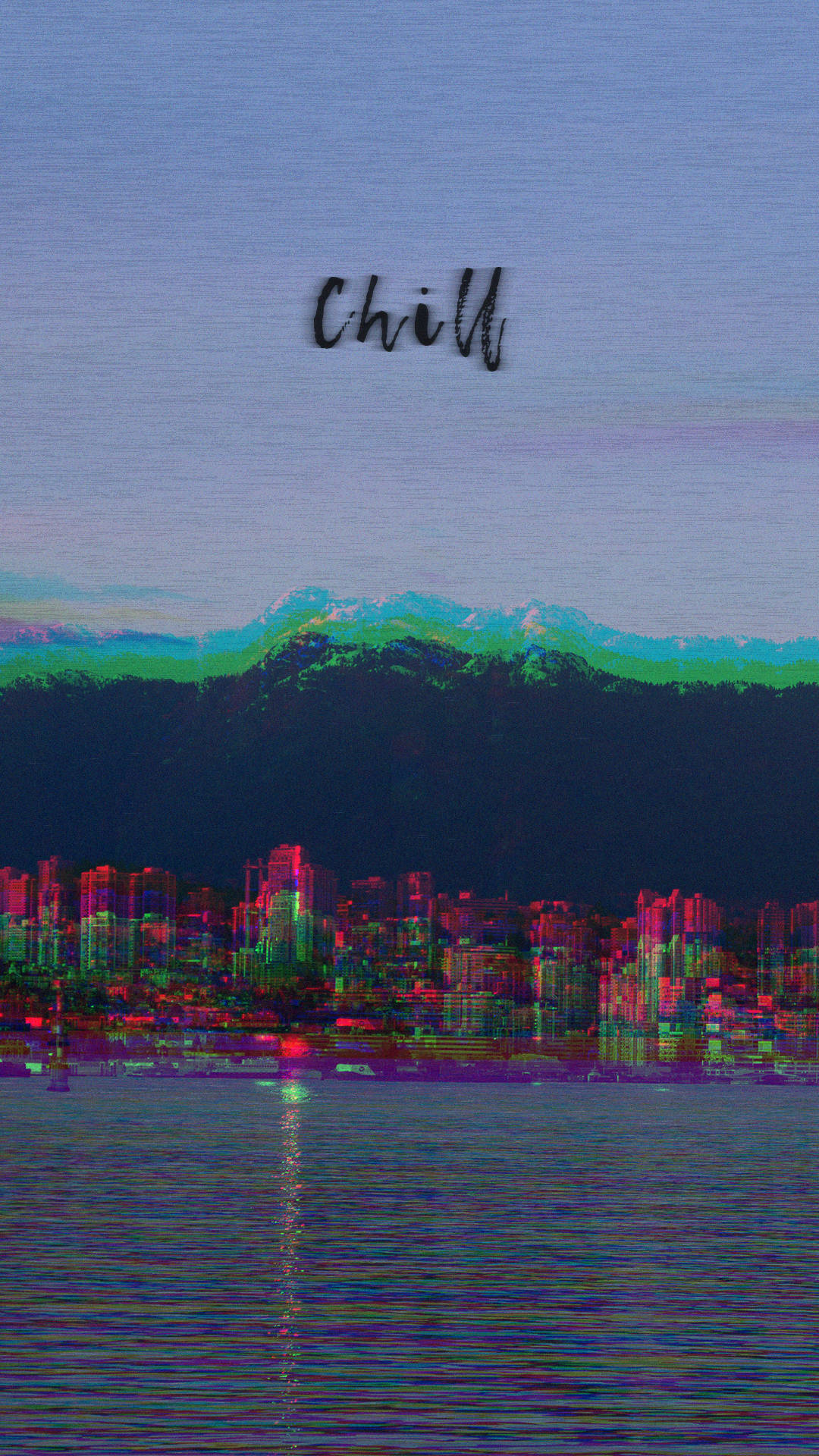Lo-Fi iPhone Chill 壁紙 — 紫色天空下，霓虹燈光在水面和積雪山脈上反射的黃昏故障藝術城市景觀。