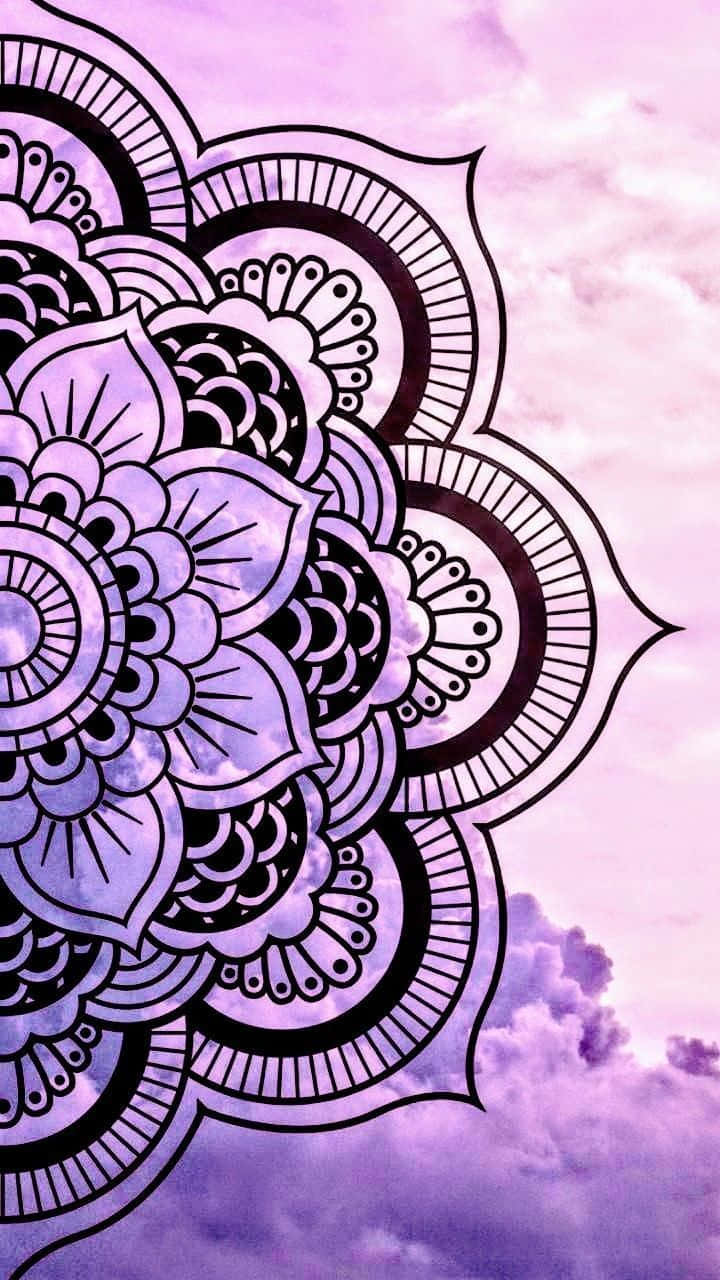 紫色曼陀羅設計，背景為多雲天空。