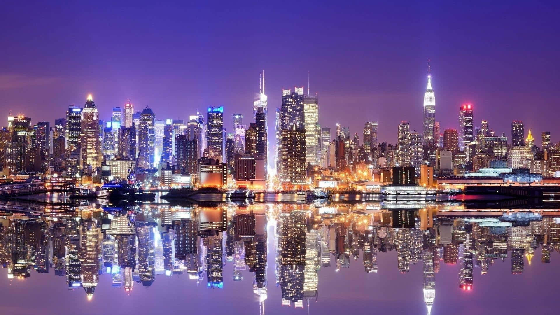 紐約天際線夜景，燈光倒映在水中