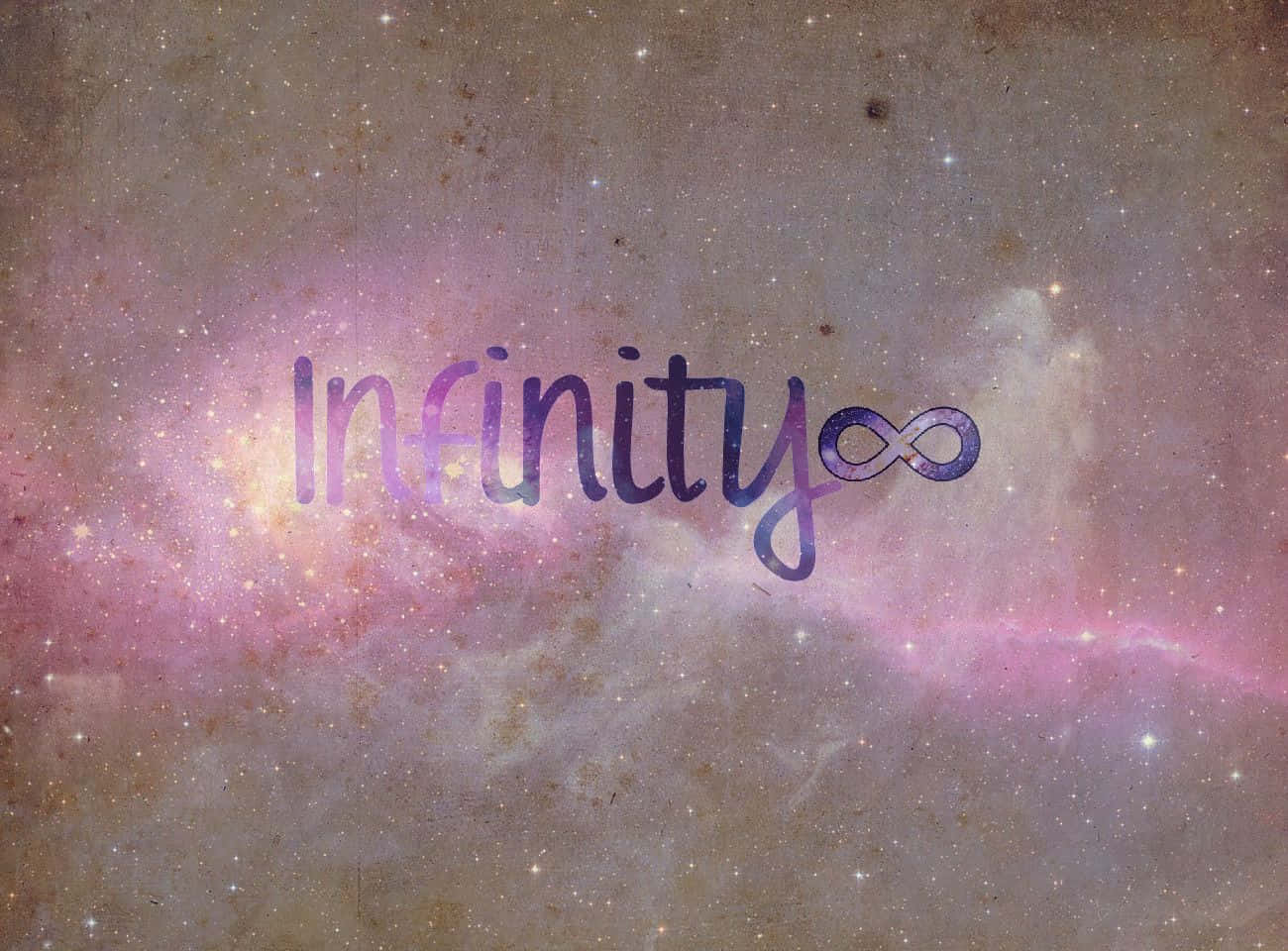 infinity 桌布 壁紙 — 紫色字體的「infinity」一詞漂浮在帶有粉紅色、金色和星星紋理的宇宙星雲之上。