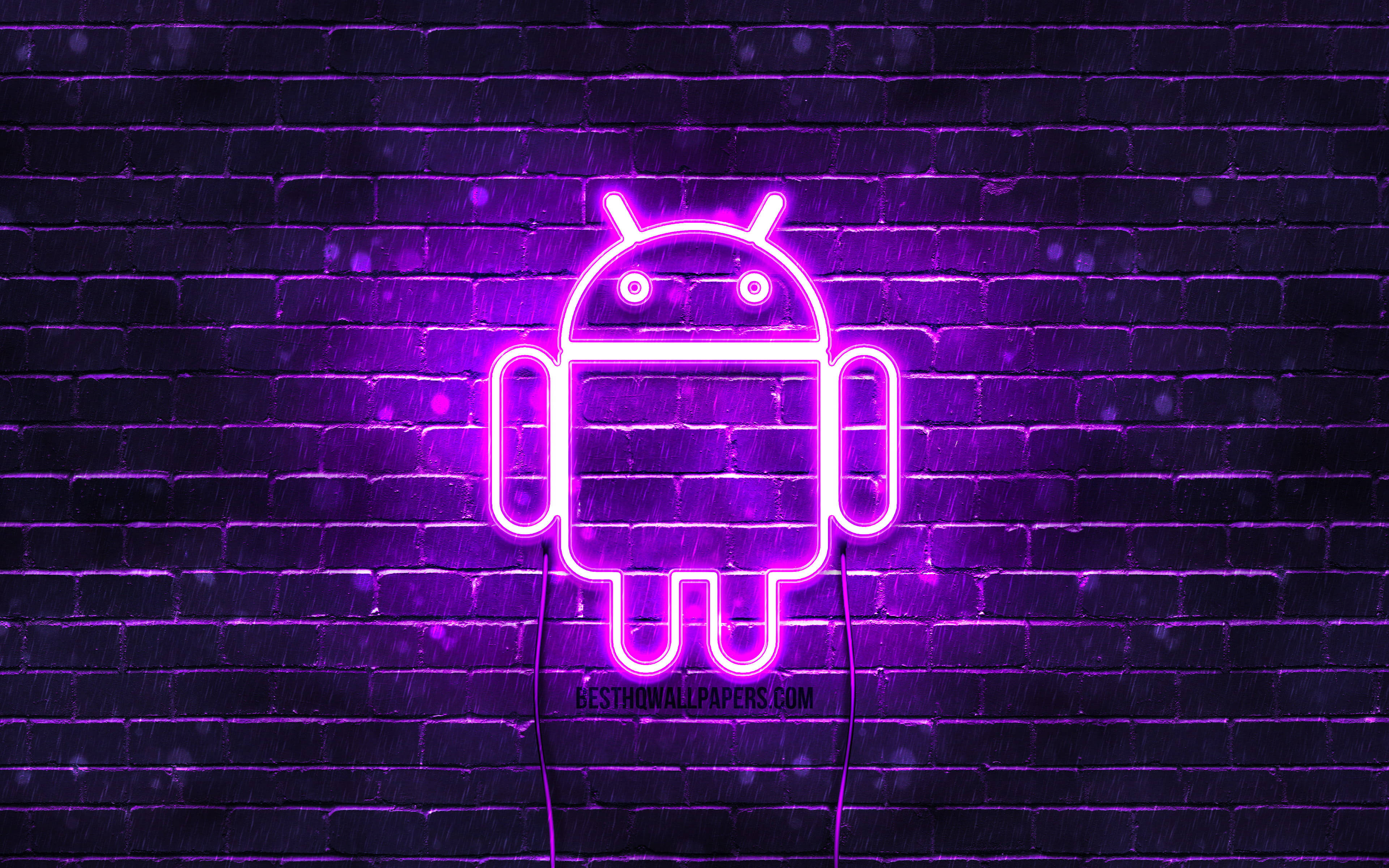 紫色安卓徽章桌面壁紙 壁紙 — 一個發光的紫色霓虹Android標誌照亮了黑暗的磚牆，帶有鮮豔的光反射。