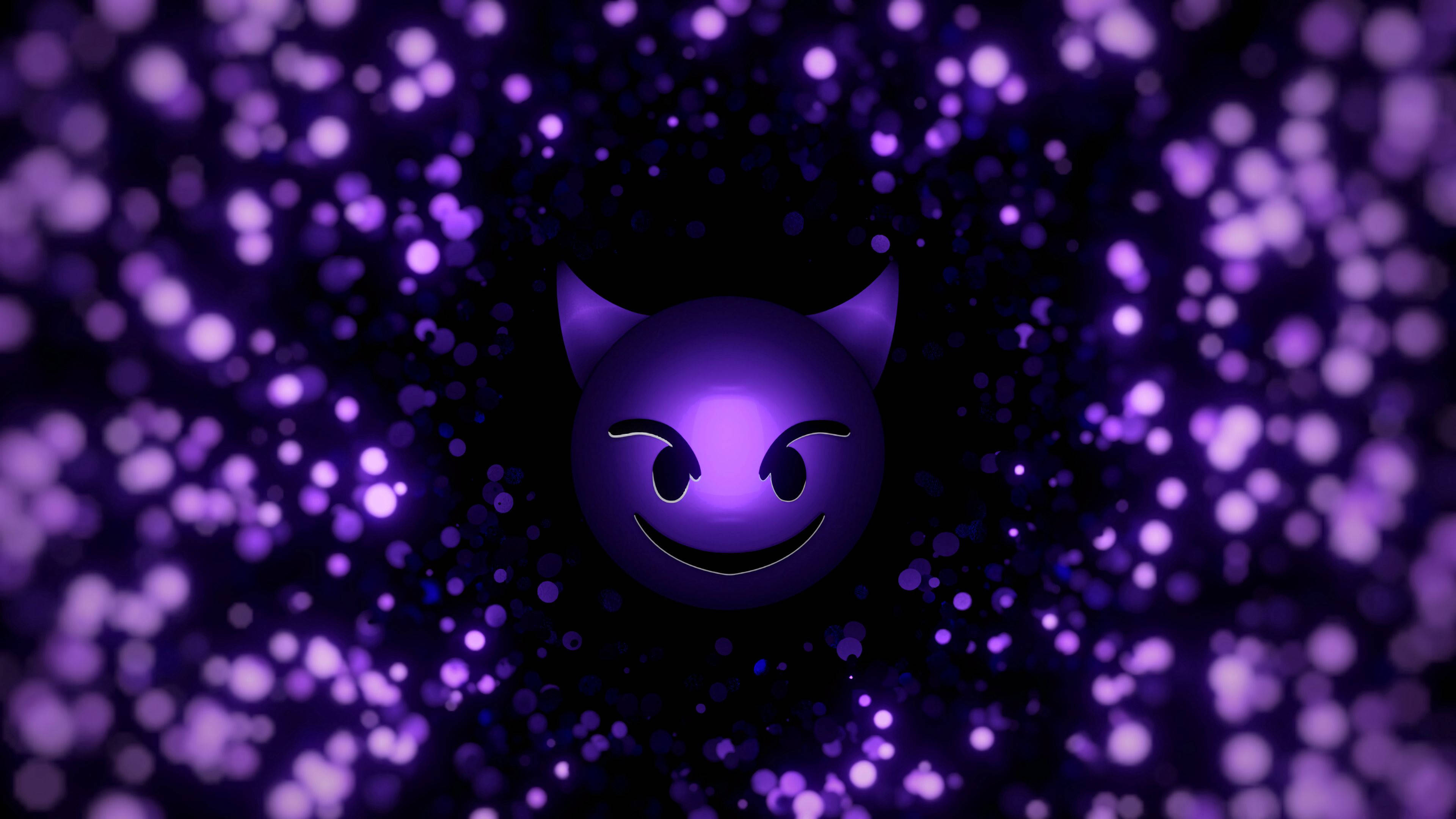 紫色惡魔表情符號微笑 壁紙 — 一個頑皮的紫色魔鬼表情符號，長著角，在閃爍的紫色光芒散景中微笑。