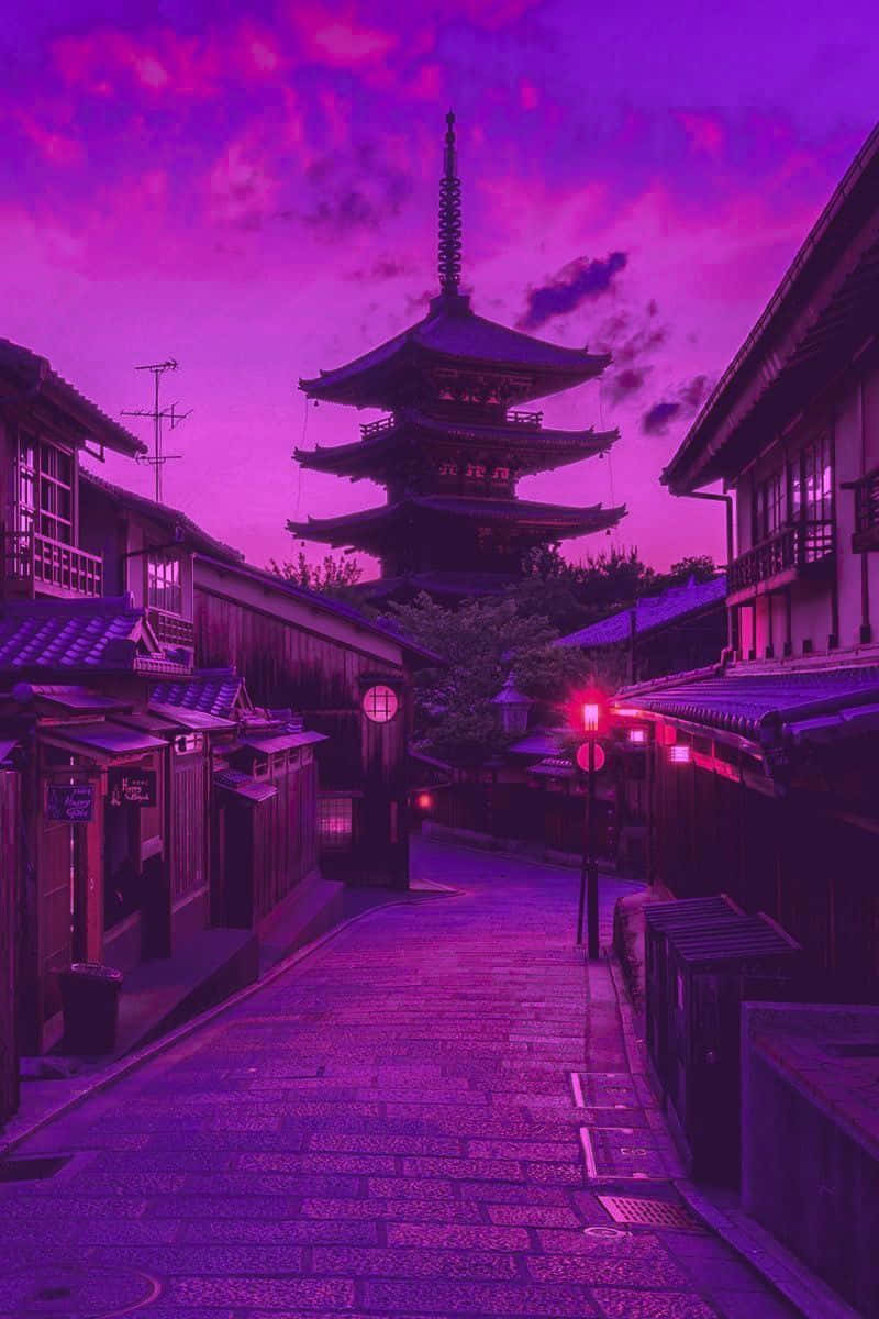 暮色中遠方有 pagoda 的紫色調街道。