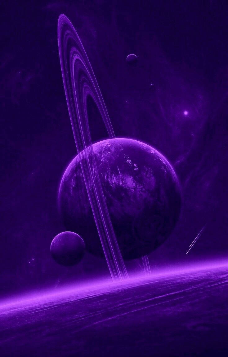 在繁星點點的宇宙天空中，帶有光環和衛星的紫色行星。