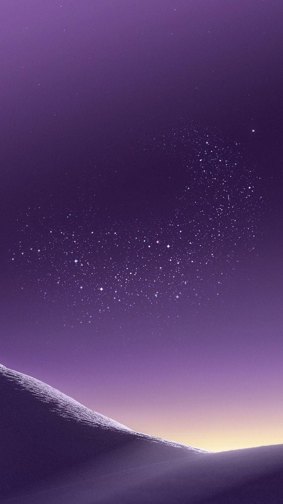 積雪的山脊在繁星點點的紫色夜空下。