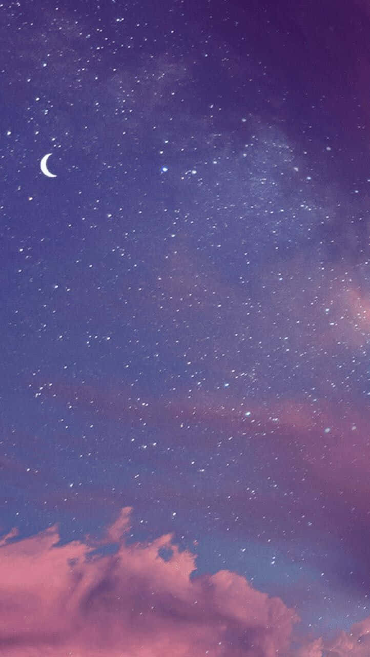 紫粉紅色夜空中的新月和星星，伴隨著柔軟的雲朵。