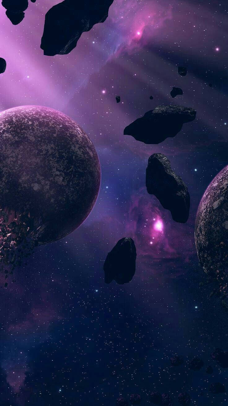 紫色星雲和小行星在深空中漂浮在兩顆大型隕石坑行星之間。