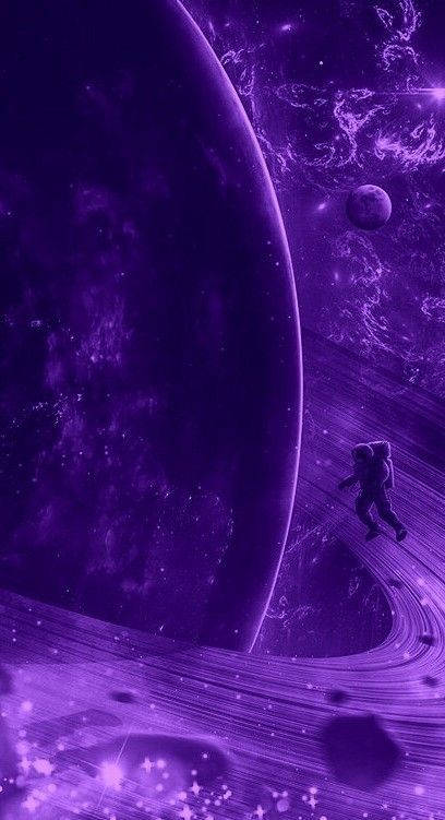一名孤獨的太空人在一顆巨大行星附近飄過紫色的宇宙星雲。