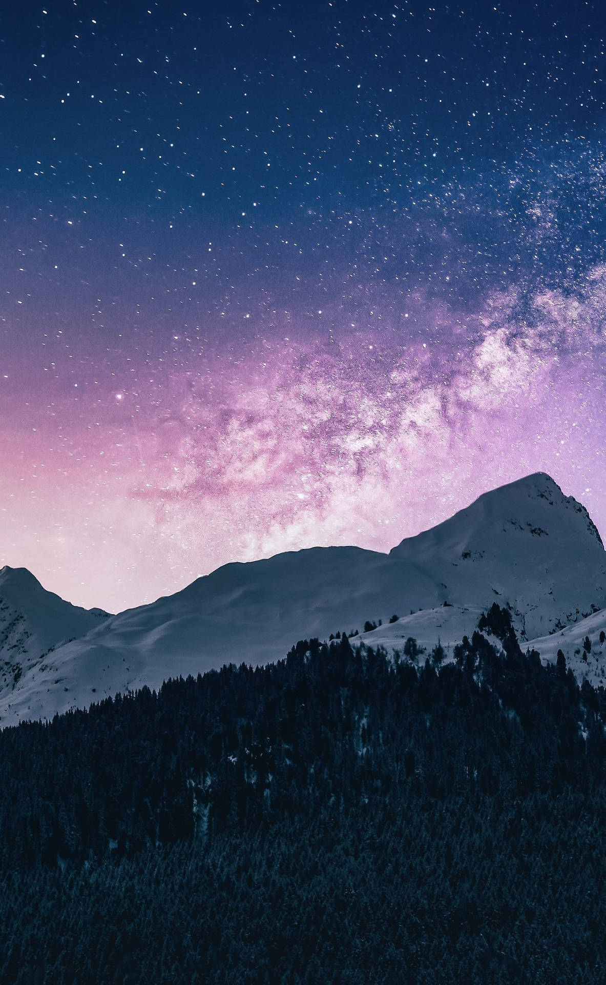 積雪的山脈，紫色和藍色星空，銀河可見。