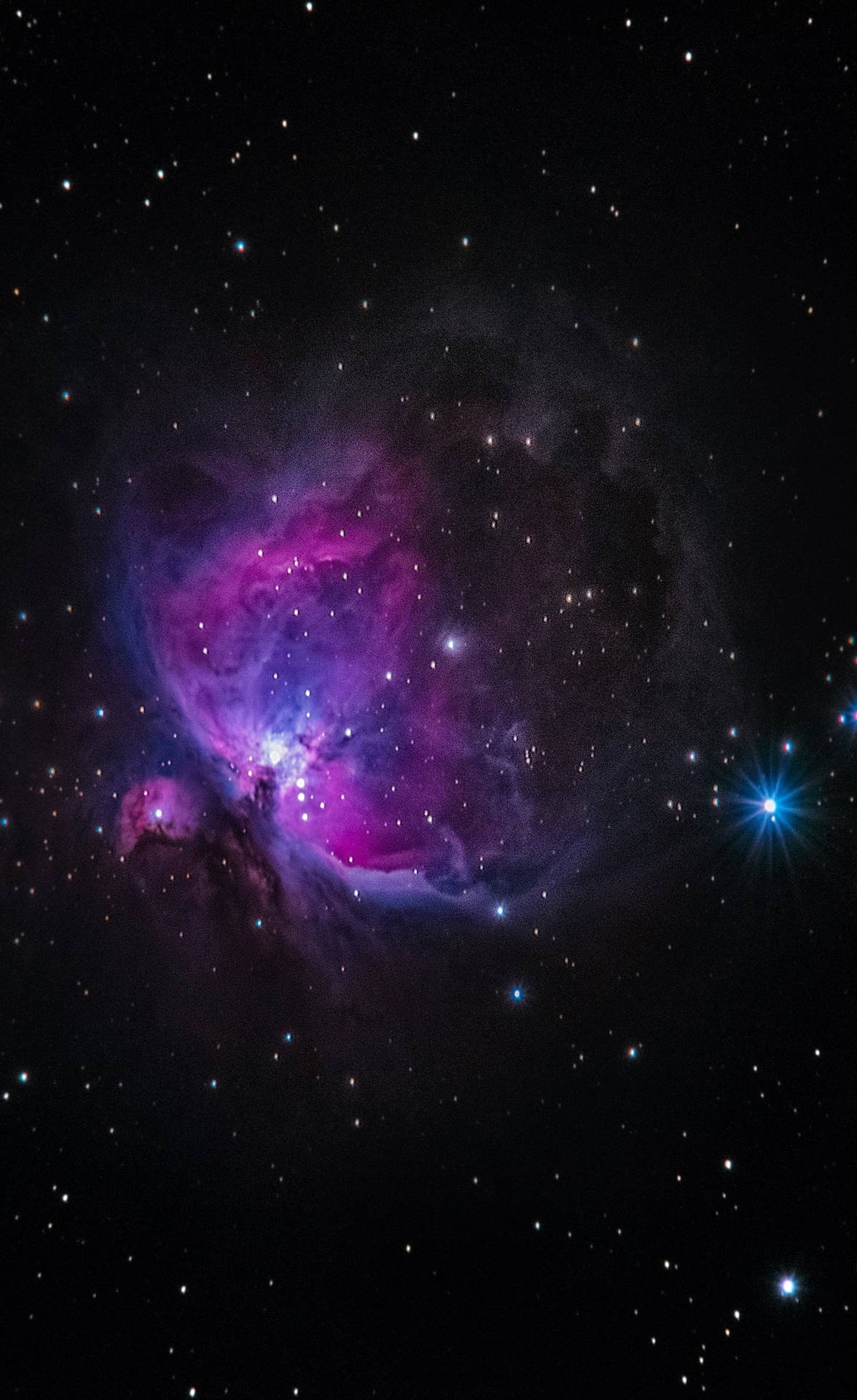 充滿活力嘅紫色同藍色星雲，被深空嘅星星包圍。