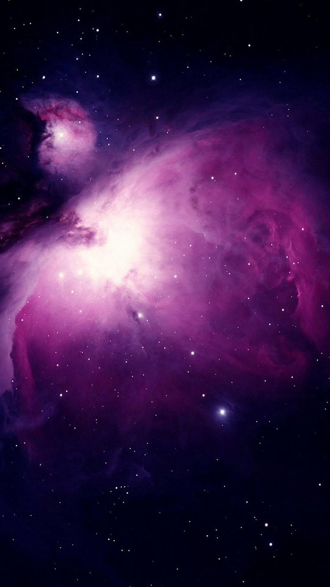 在深空中閃爍著星星的充滿活力的紫色和粉紅色星雲。