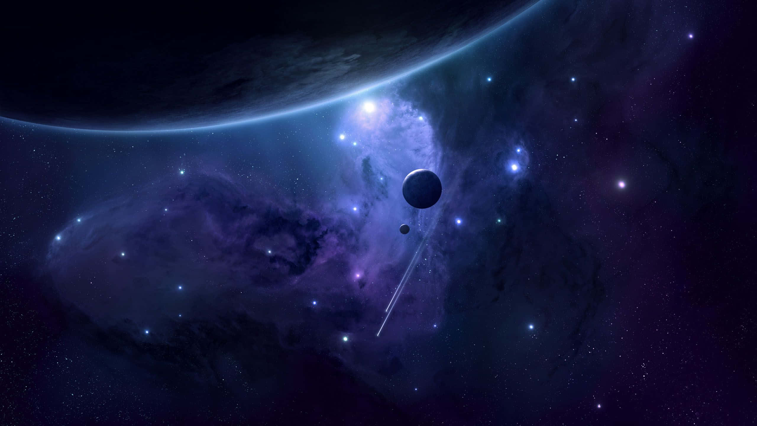 紫色星雲星空背景 壁紙 — 一個宇宙景觀，包含一顆發光的行星、旋轉的星雲和遙遠的恆星，背景是深紫色和藍色的虛空。