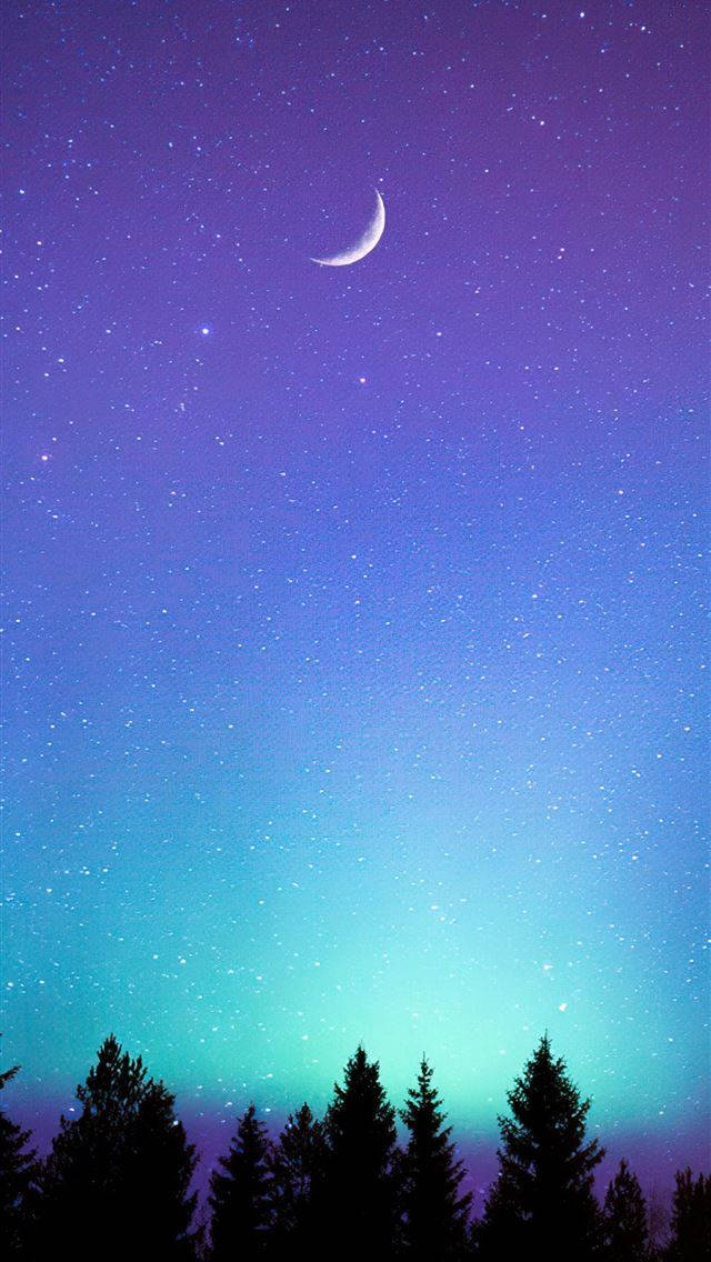 紫色星雲與彎月iPhone壁紙 壁紙 — 一彎新月和星星在充滿活力的紫藍青漸變天空下，照耀著森林剪影。