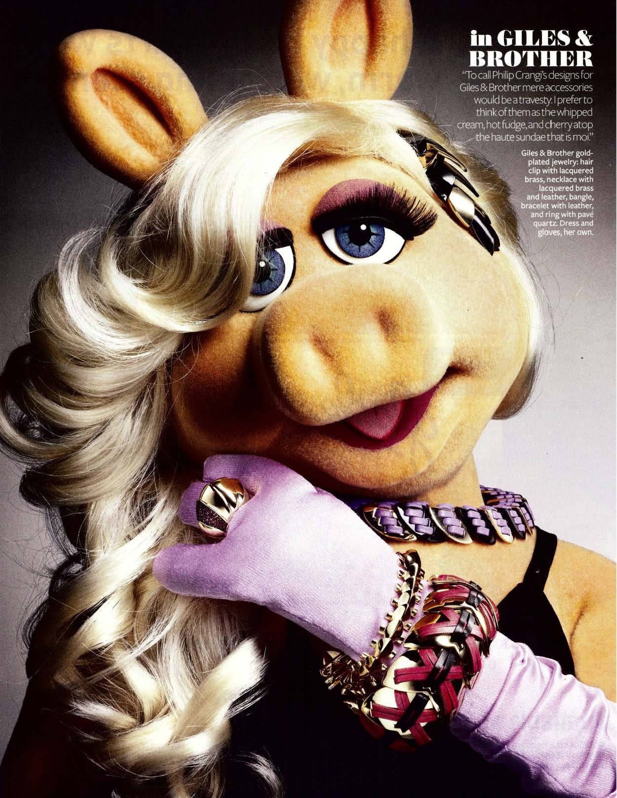 紫色時尚 Miss Piggy 壁紙 — Muppet角色Miss Piggy以金色捲髮和鮮豔妝容，佩戴奢華配飾，華麗擺姿勢。