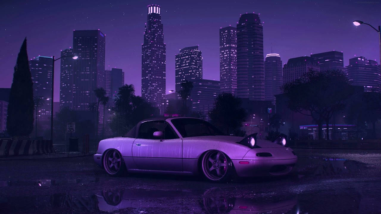 銀色跑車停泊在濕漉漉的街道上，夜晚紫色霓虹燈下。