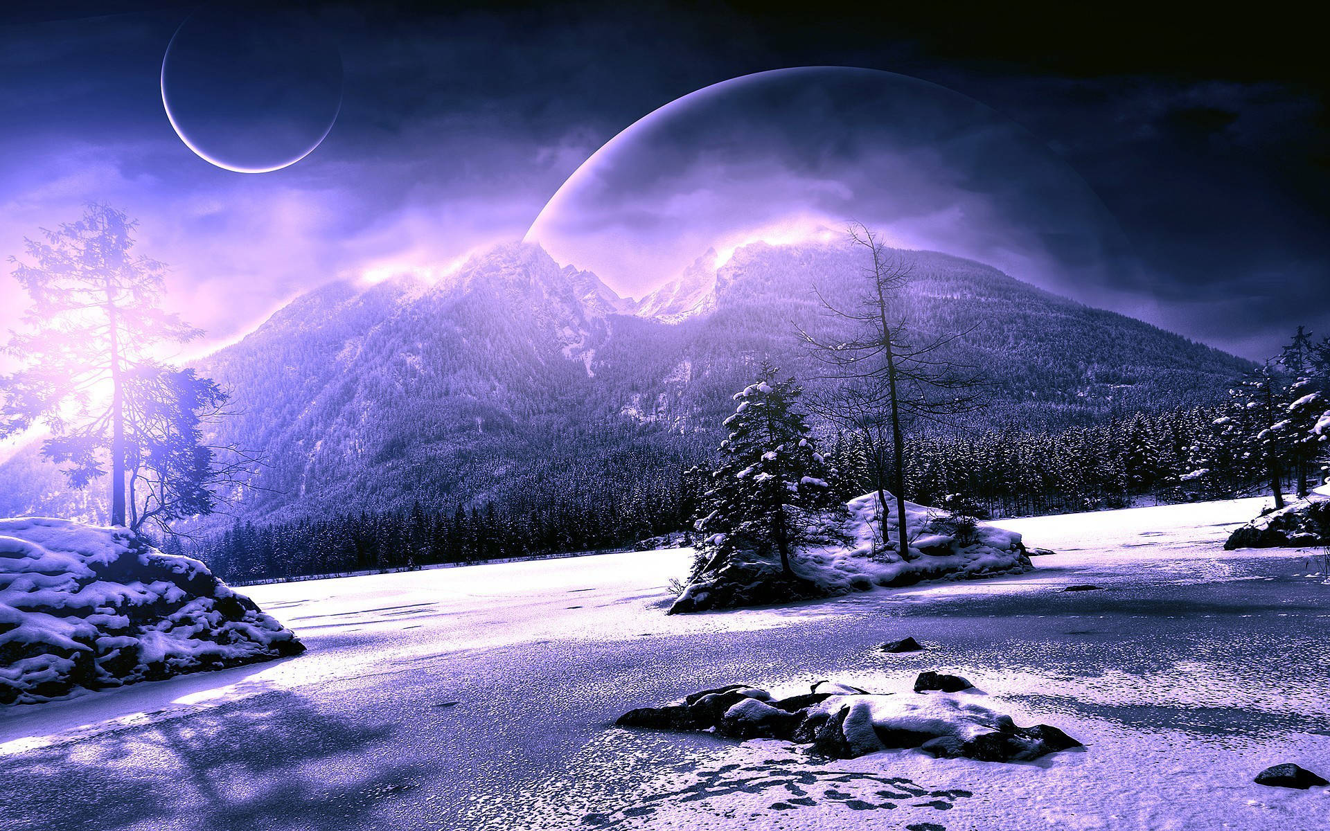 冬季 桌布 壁紙 — 紫色暮色天空下積雪的山景，兩個發光天體投射出空靈的光芒。
