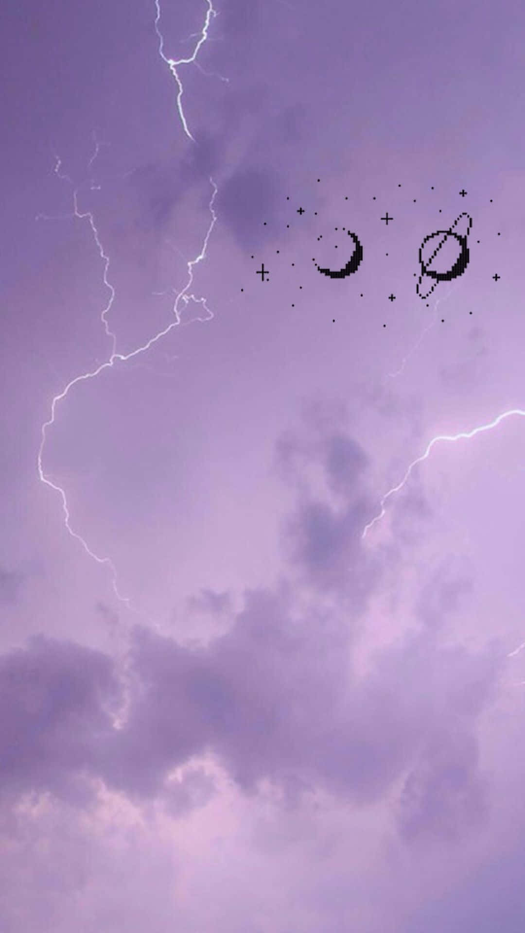 主螢幕 桌布 壁紙 — 紫色暴風雨天空，帶有鮮明的閃電和像素化的月球行星星星漂浮在上方。