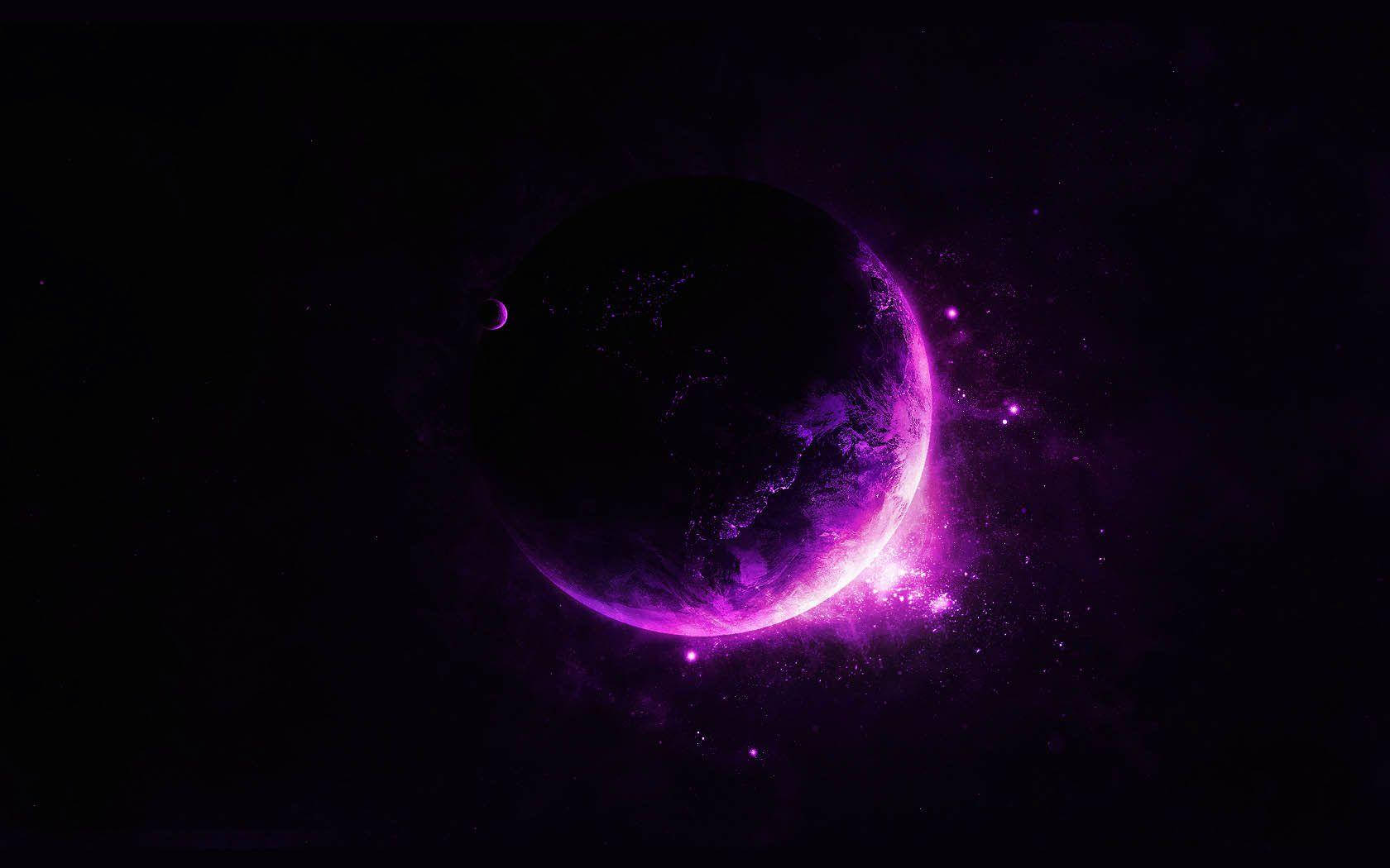 在深空中散發宇宙能量的紫色行星。