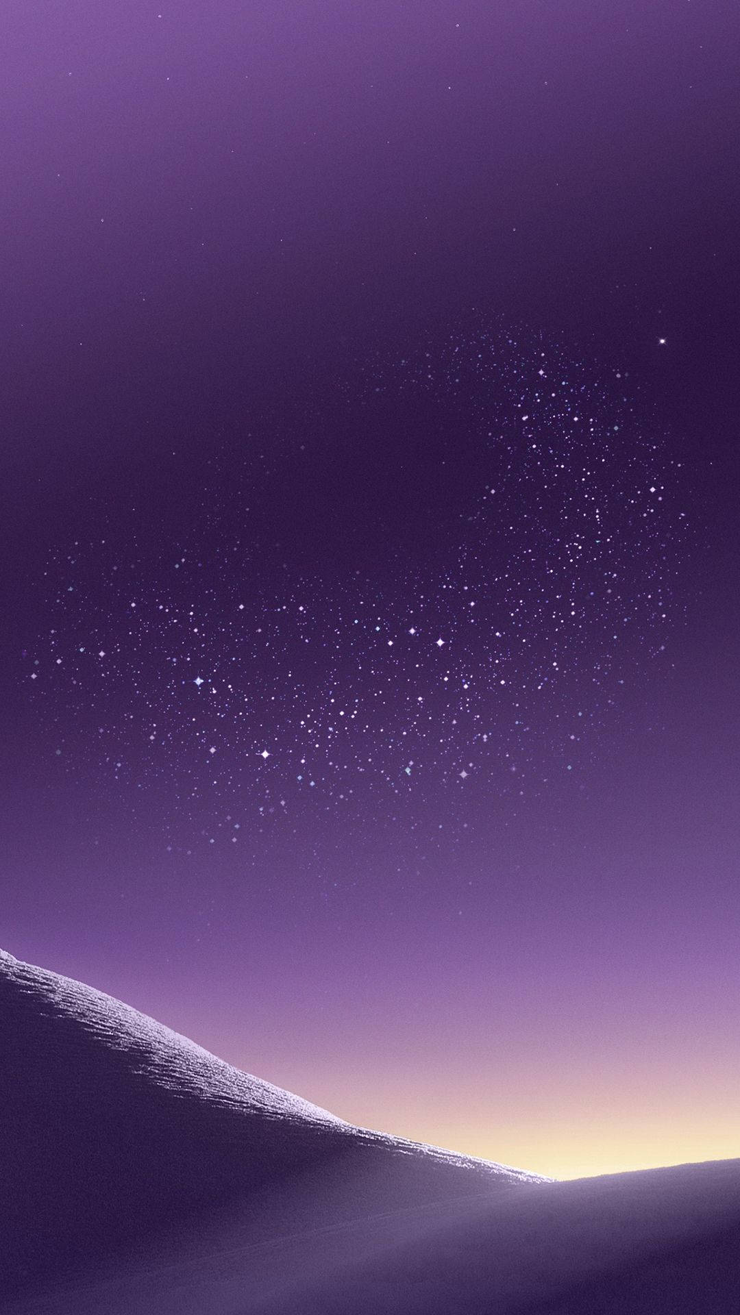 在星空紫色暮色天空下的雪山山脊