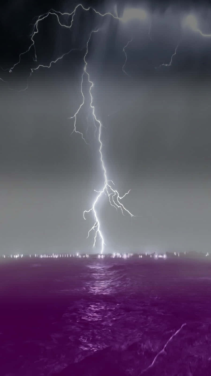 紫色海洋上的閃電無性戀壁紙 壁紙 — 一道巨大的閃電擊中風暴灰色天空下洶湧的紫色海洋。