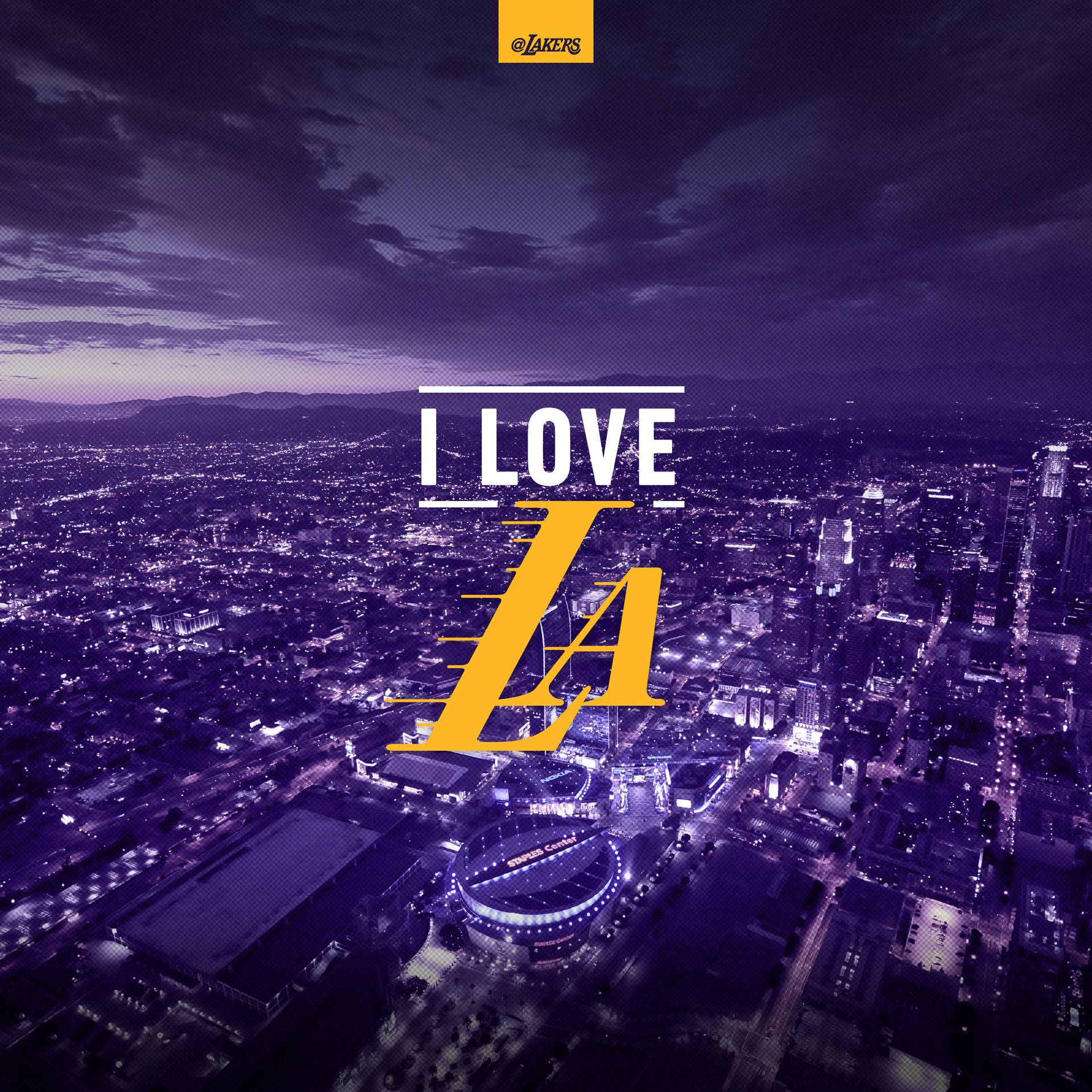 洛杉磯夜間鳥瞰圖，紫色天空和發光的城市燈光在「I LOVE LA」文字下。