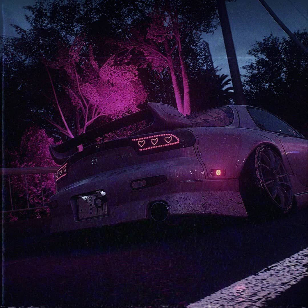 定制跑車，心形尾燈在夜晚樹下發出紫色光芒。