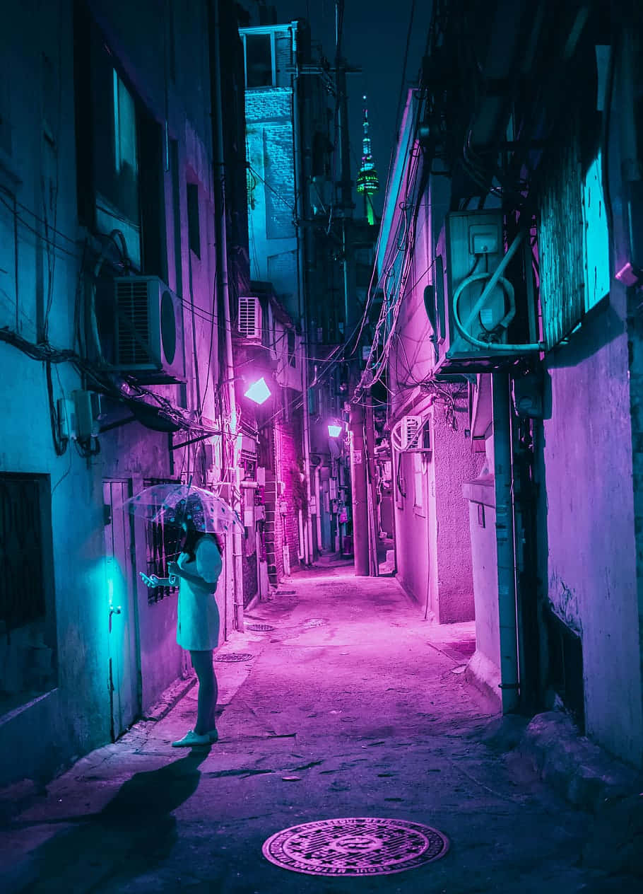 夜晚在霓虹小巷中撐透明雨傘的人