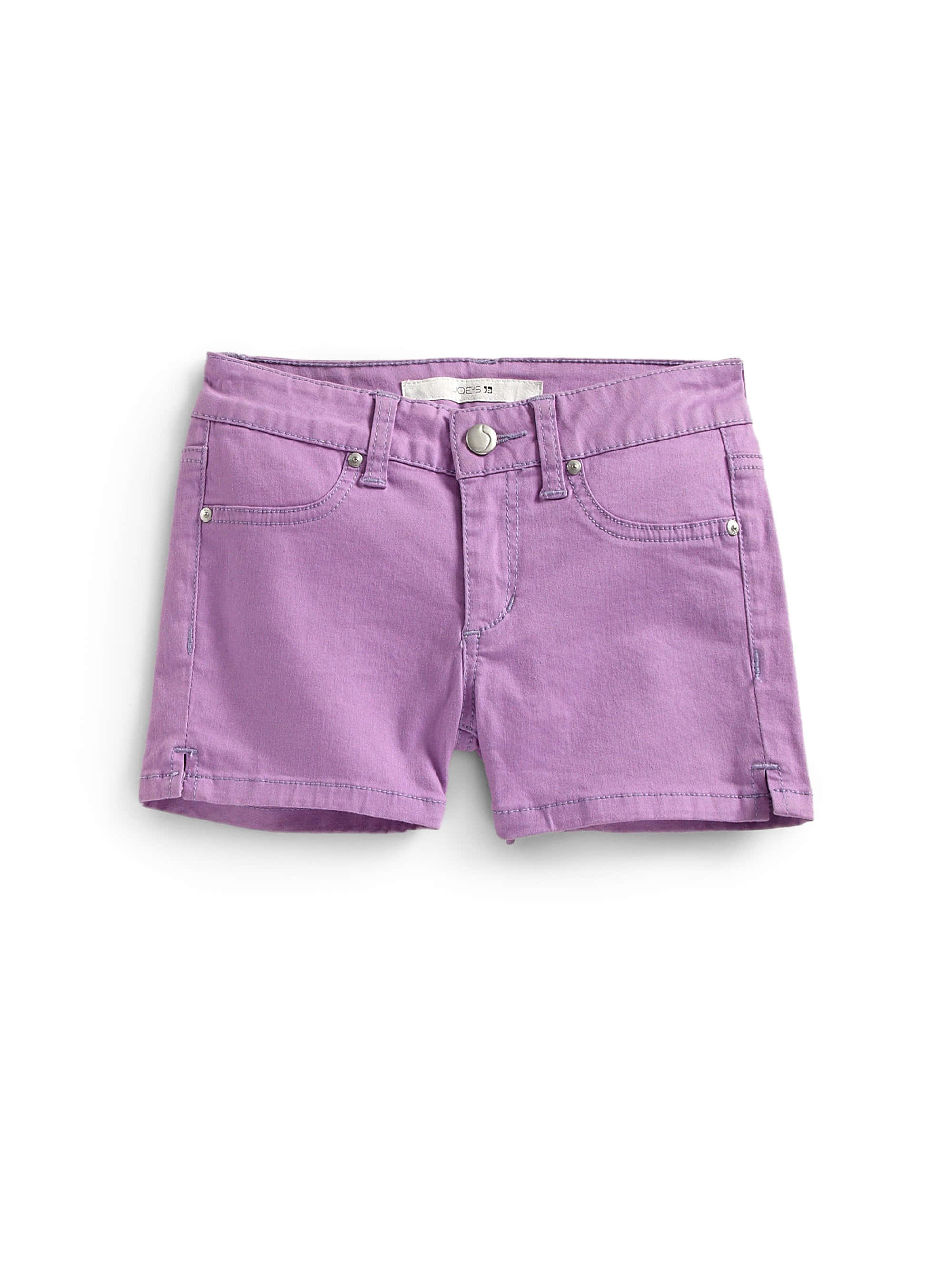 Purple Shorts 桌布 壁紙 — 紫色牛仔短褲，帶有銀色鈕扣和縫線，平放在白色背景上。