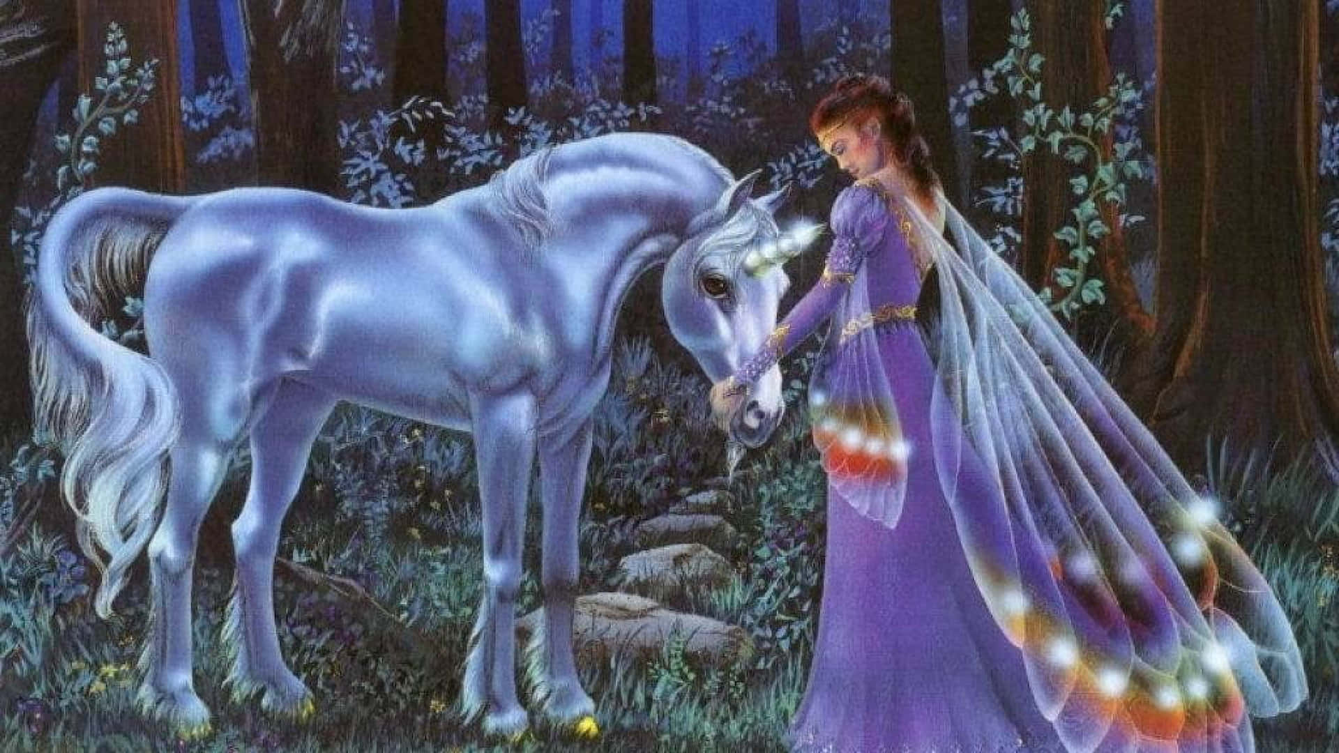 一位身穿紫色長裙的女子在黑暗的魔法森林中撫摸一隻發光獨角獸。